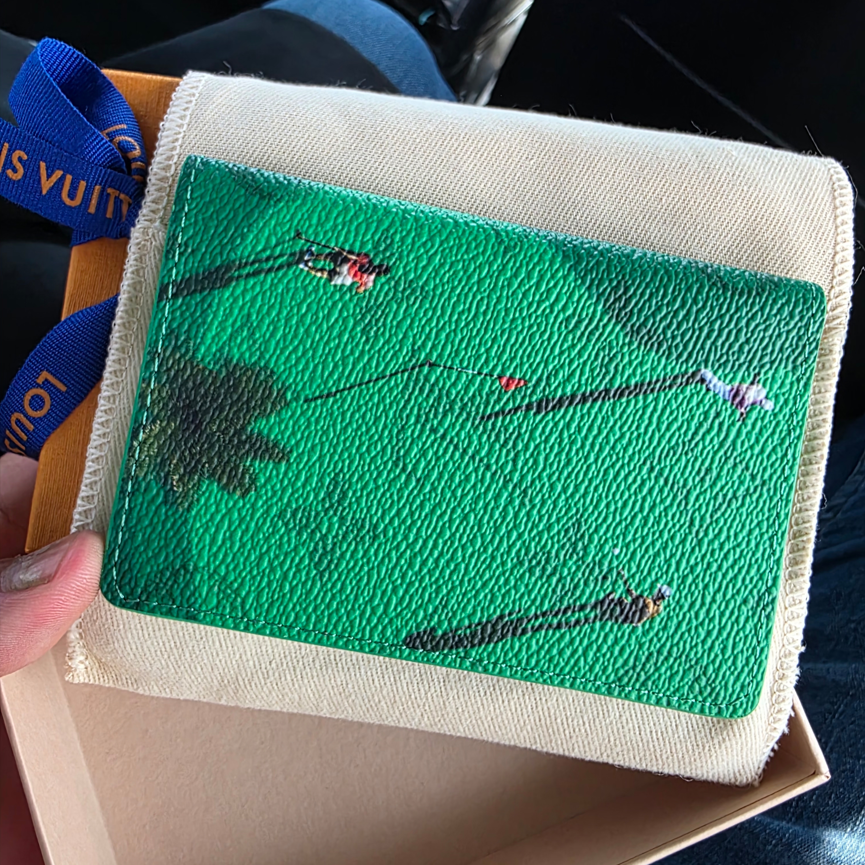 Louis Vuitton Pocket Organizer Green 착용 스타일