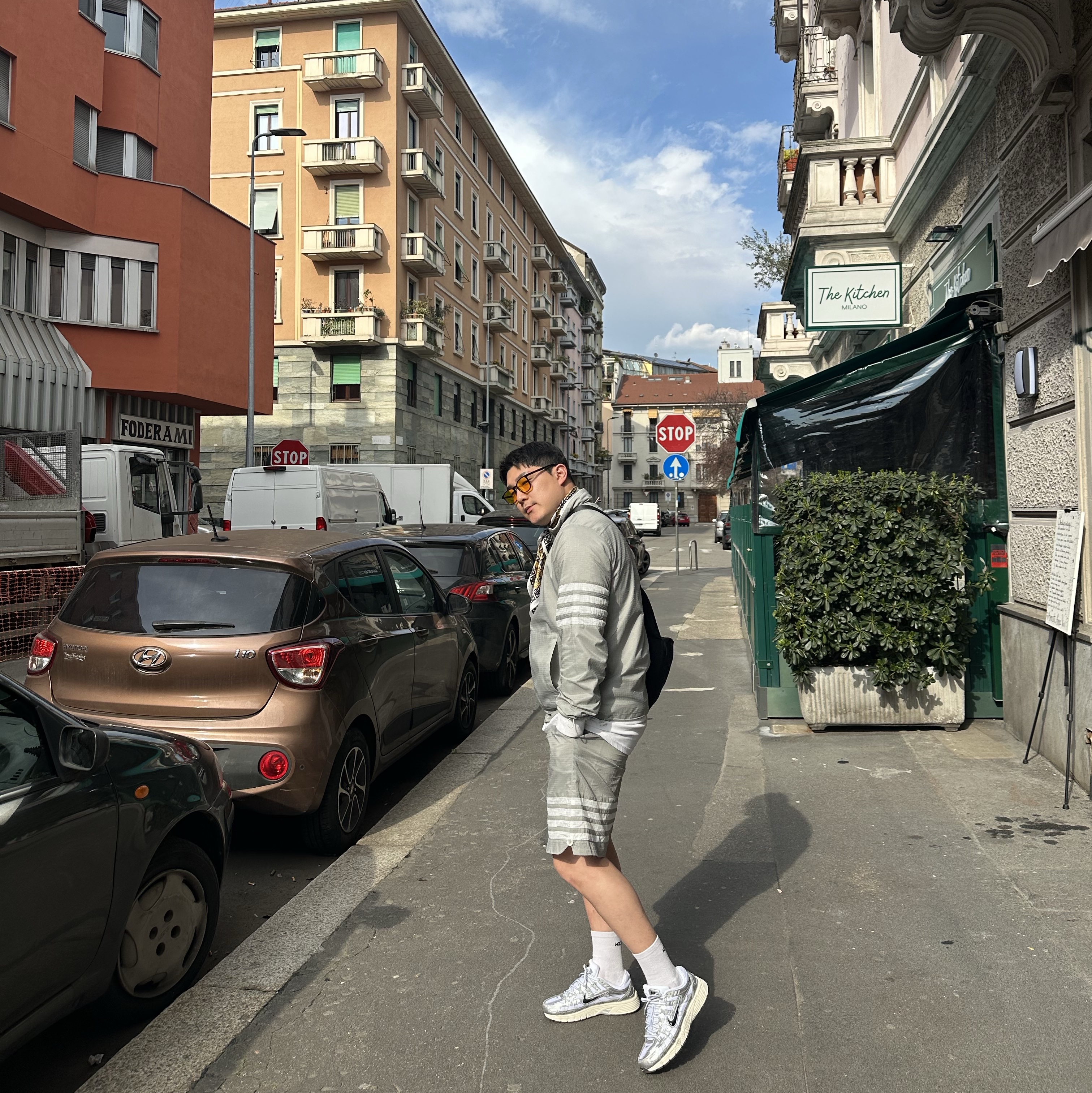 Thom Browne Ultralight Ripstop 4-Bar Funnel Neck Jacket Light Grey, Nike P-6000 White Metallic Silver 착용 스타일