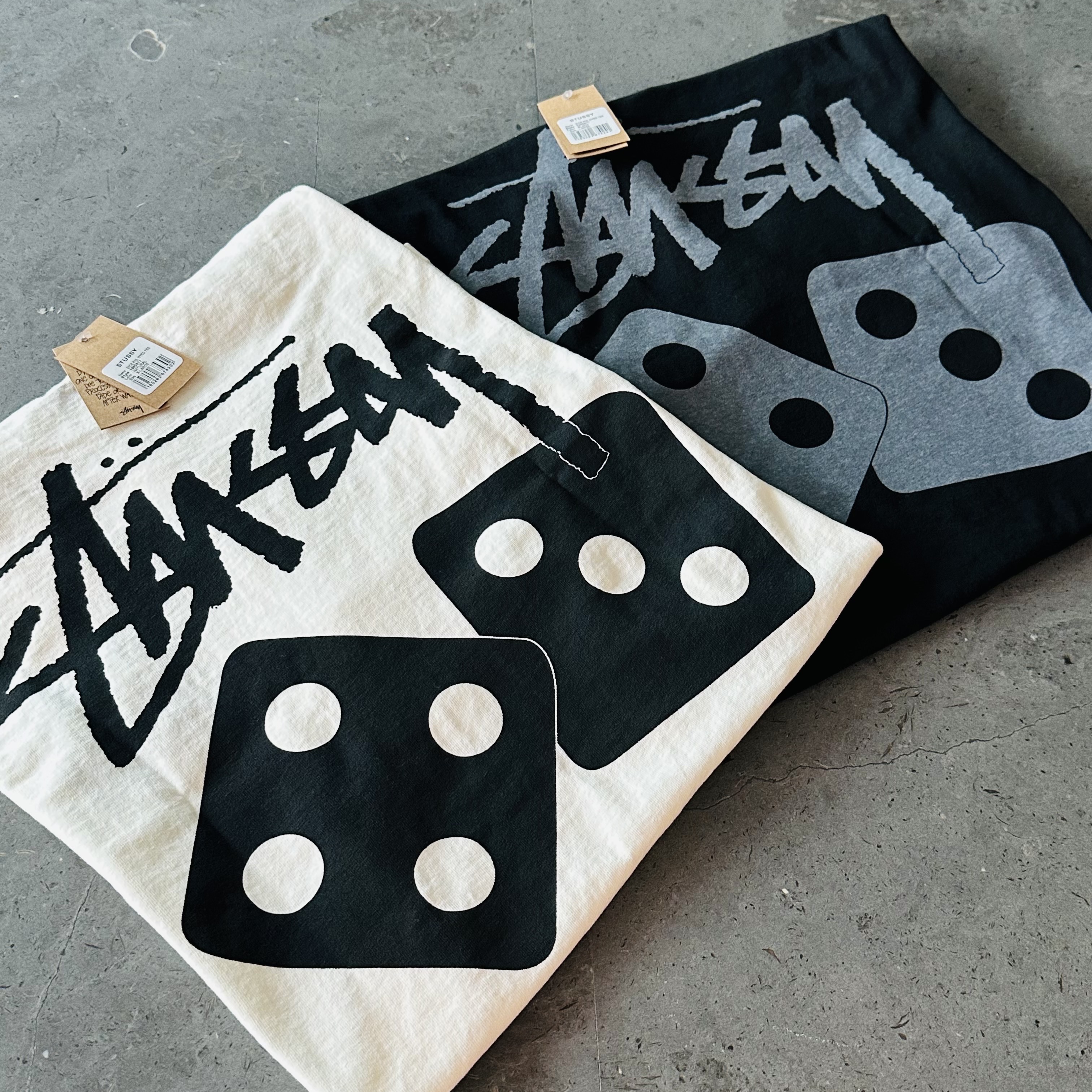 Stussy Pigment Dyed Dice T-Shirt Black, Stussy Dice Pigment Dyed T-Shirt Natural 착용 스타일 - 2