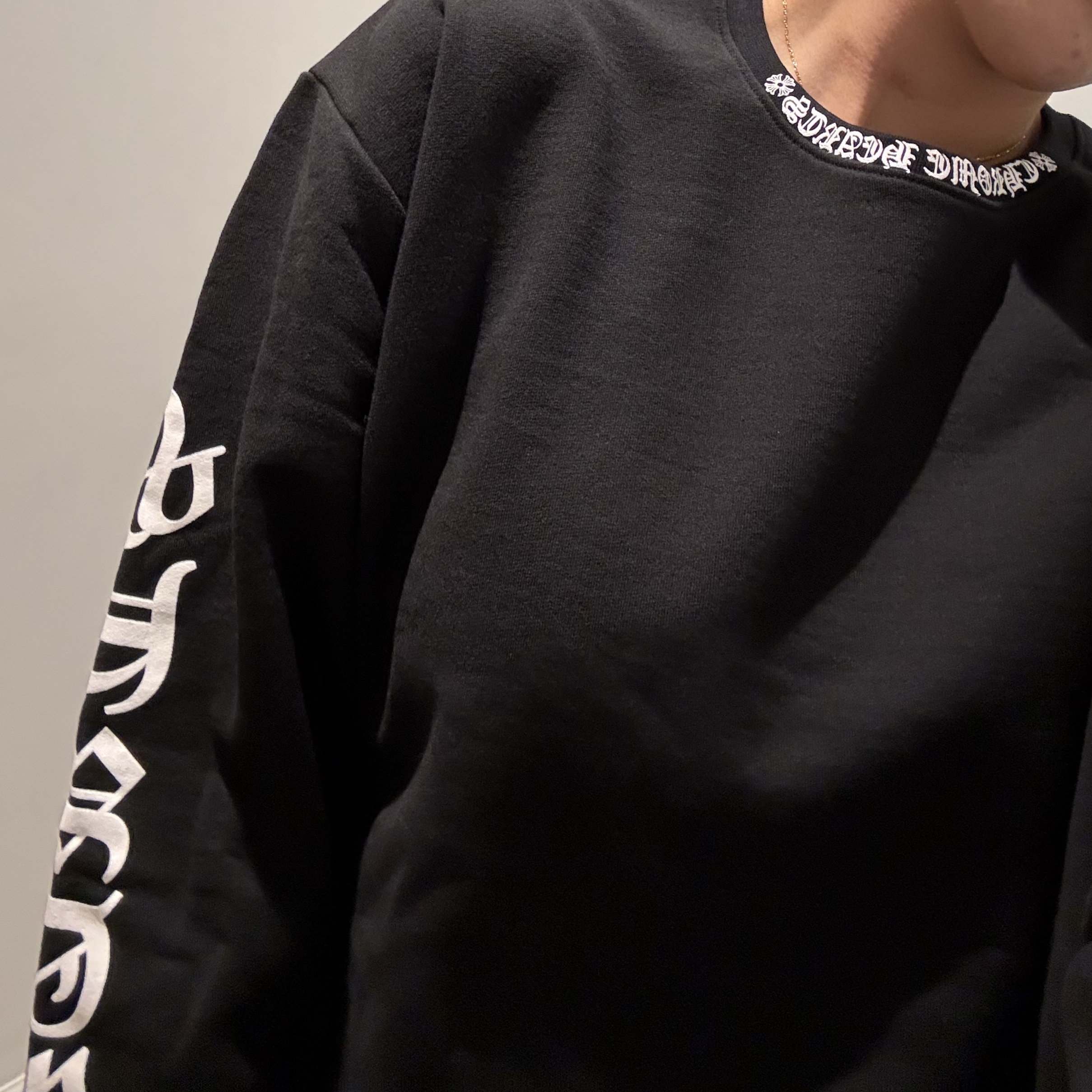 Chrome Hearts Neck Script Logo Pocket Long Sleeve T-Shirt Black White 착용 스타일 - 3