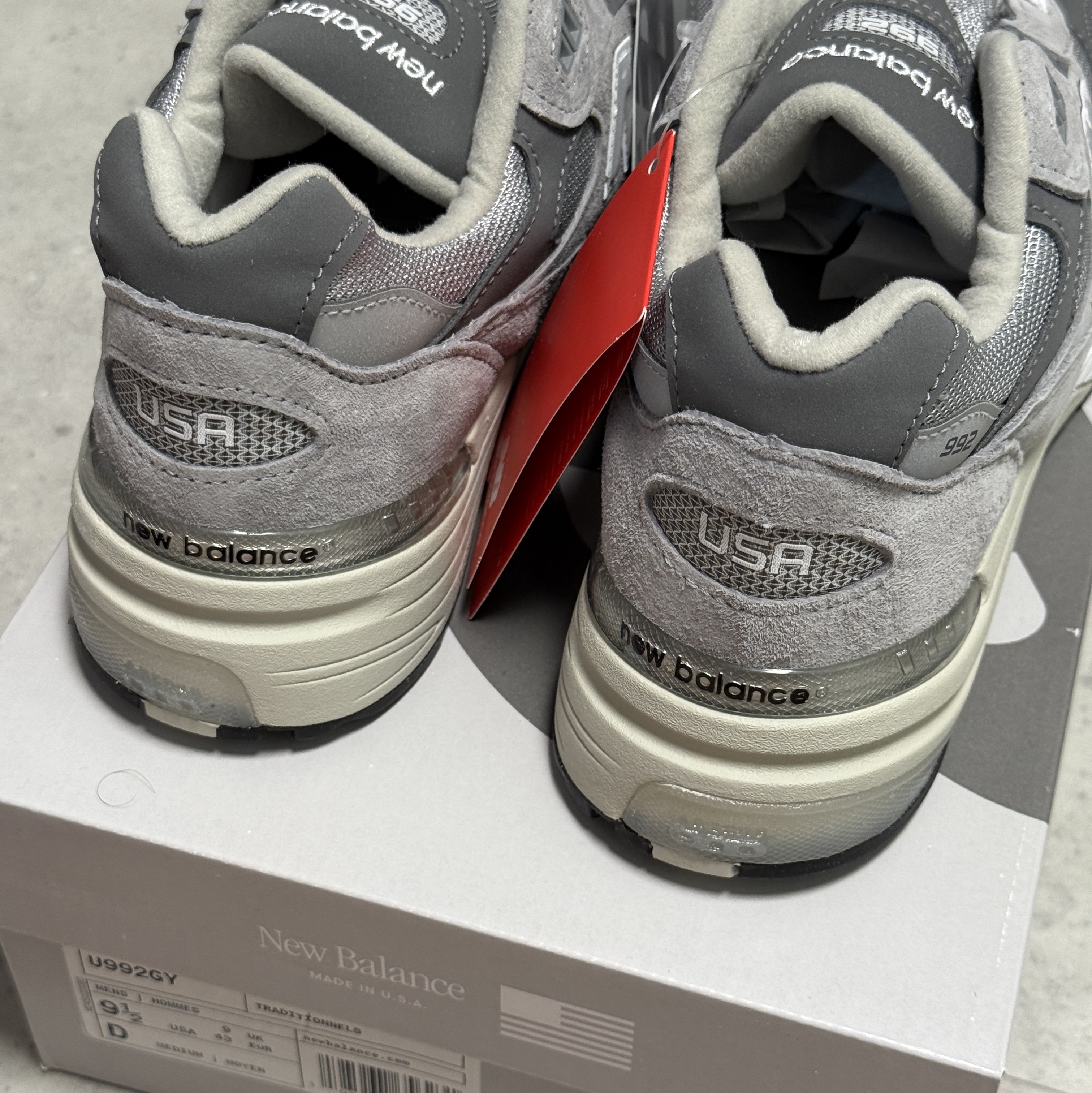 New Balance 992 Made in USA Core Grey Silver Metallic 착용 스타일 - 4