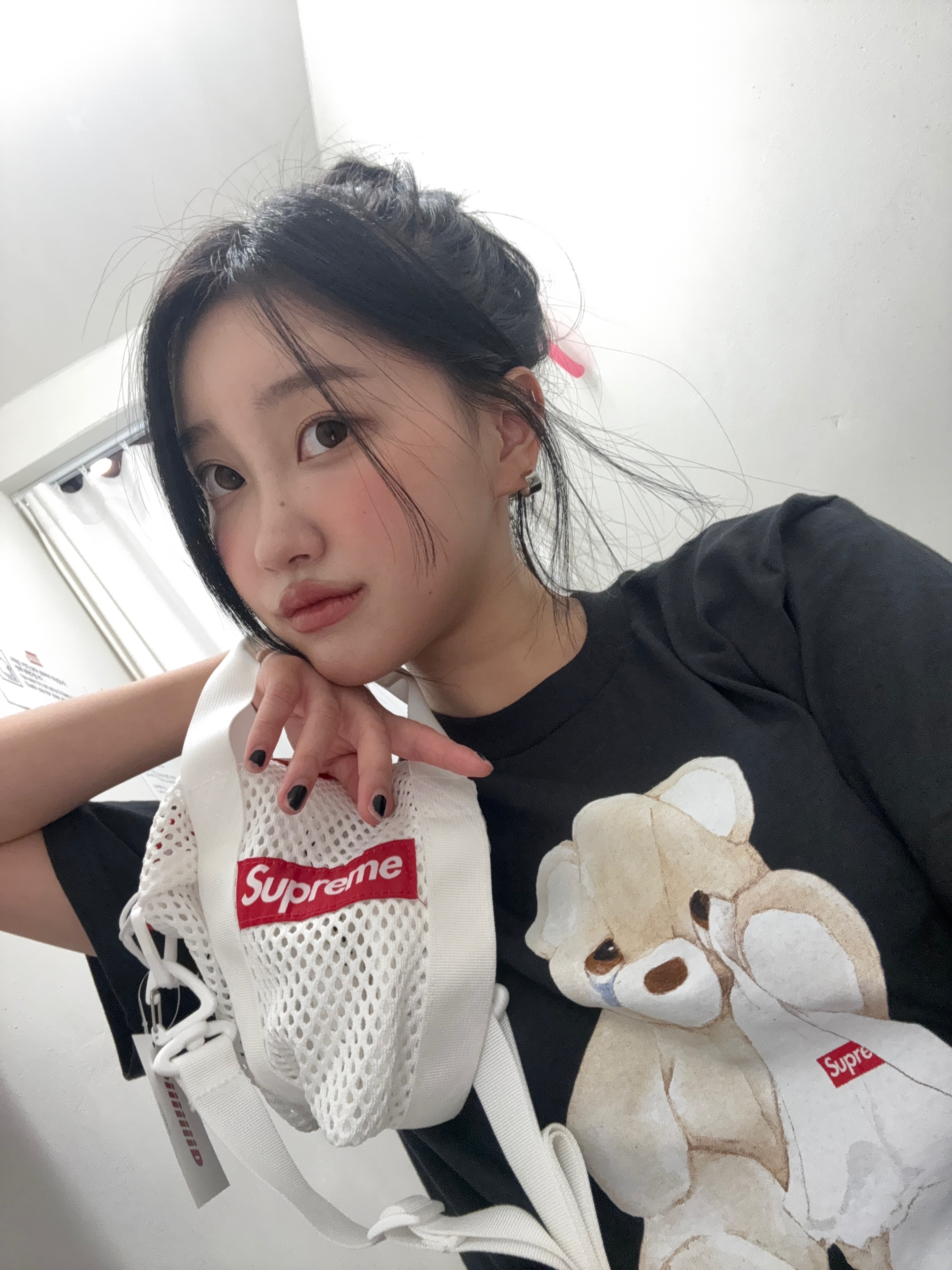 Supreme Bear T-Shirt Black - 25SS, Supreme Mesh Mini Duffle Bag White - 23SS 착용 스타일 - 1