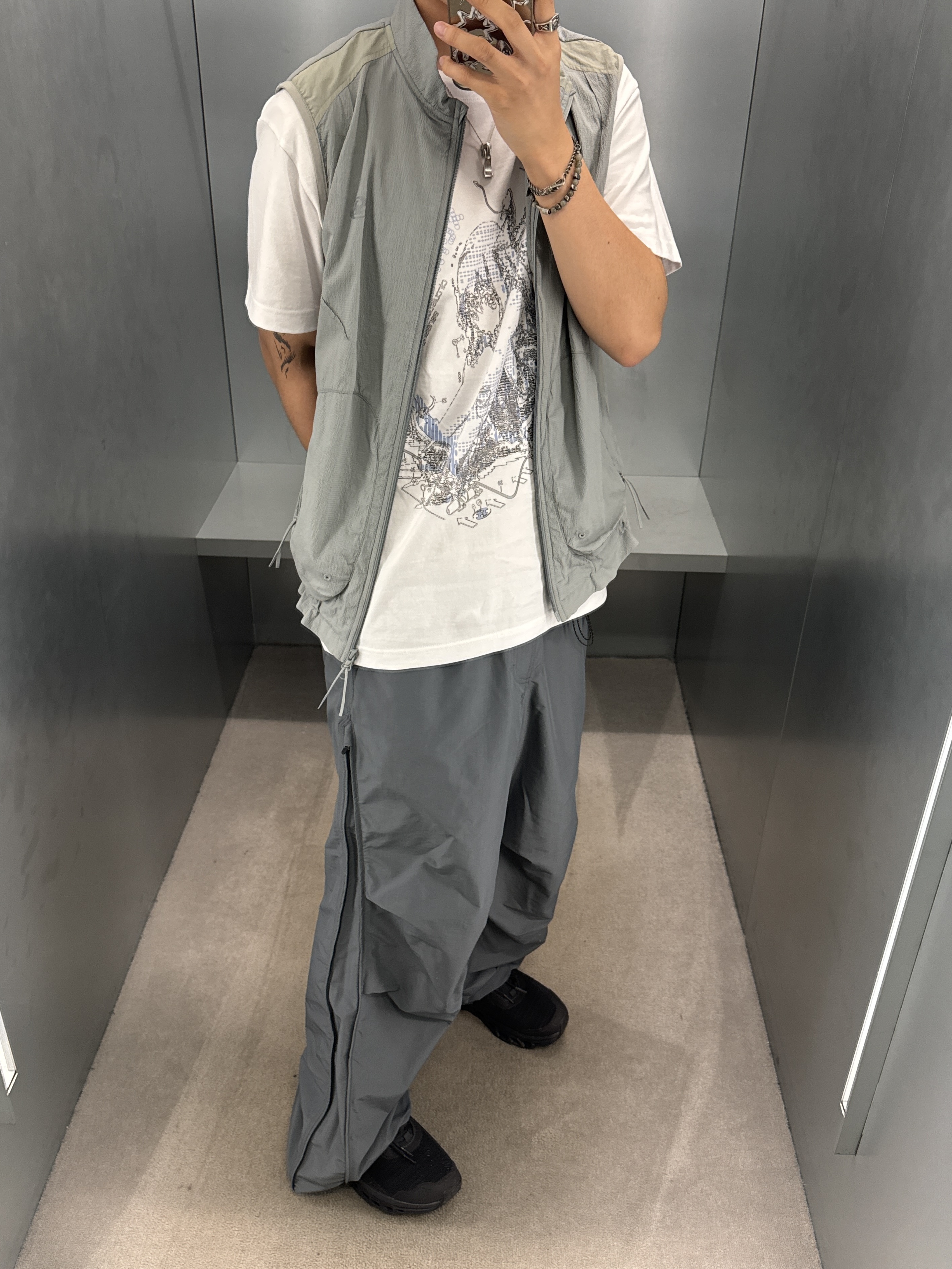 Sansan Gear Xunhuan T-Shirt White, Sansan Gear Terraface Vest Blue Grey 착용 스타일 - 1