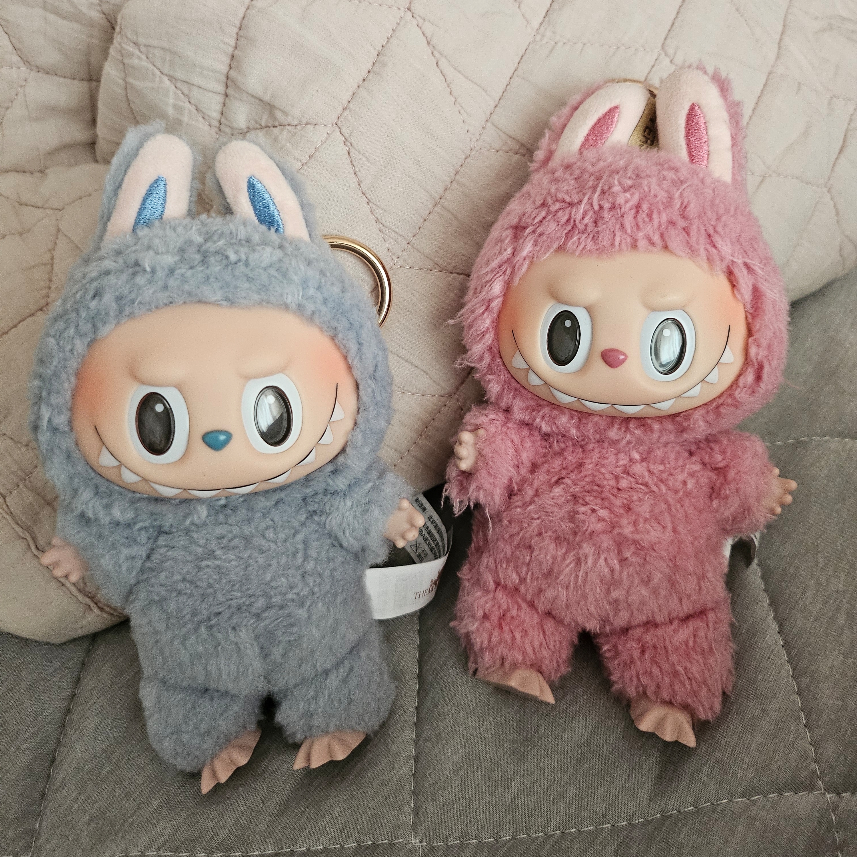 Pop Mart Labubu The Monsters Labubu Tasty Macarons Series Lyche Berry Keyring (Opened Case), Pop Mart Labubu The Monsters Labubu Tasty Macarons Series Sea Salt Coconut Keyring (Opened Case) 착용 스타일 - 2