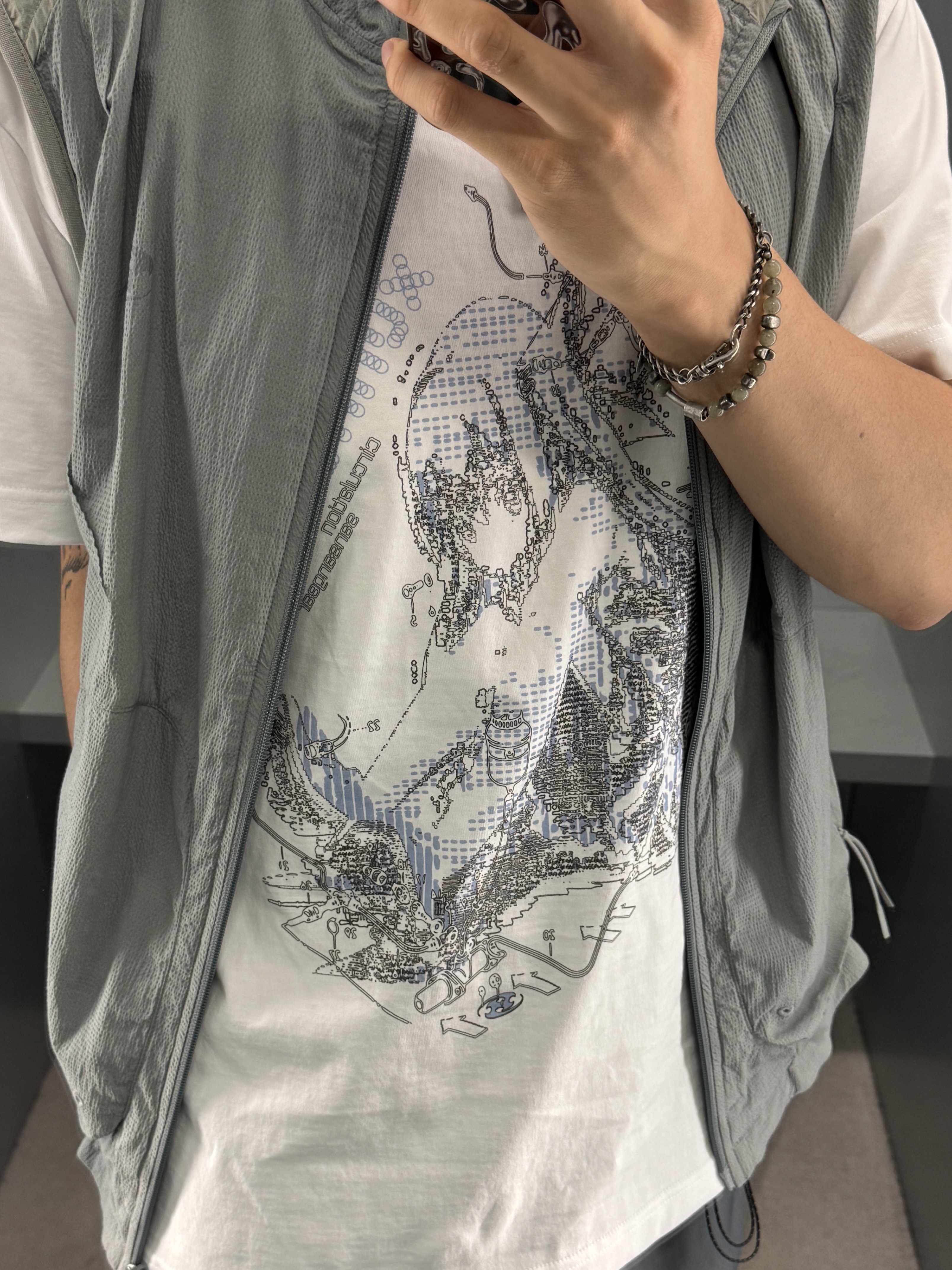 Sansan Gear Xunhuan T-Shirt White, Sansan Gear Terraface Vest Blue Grey 착용 스타일 - 2