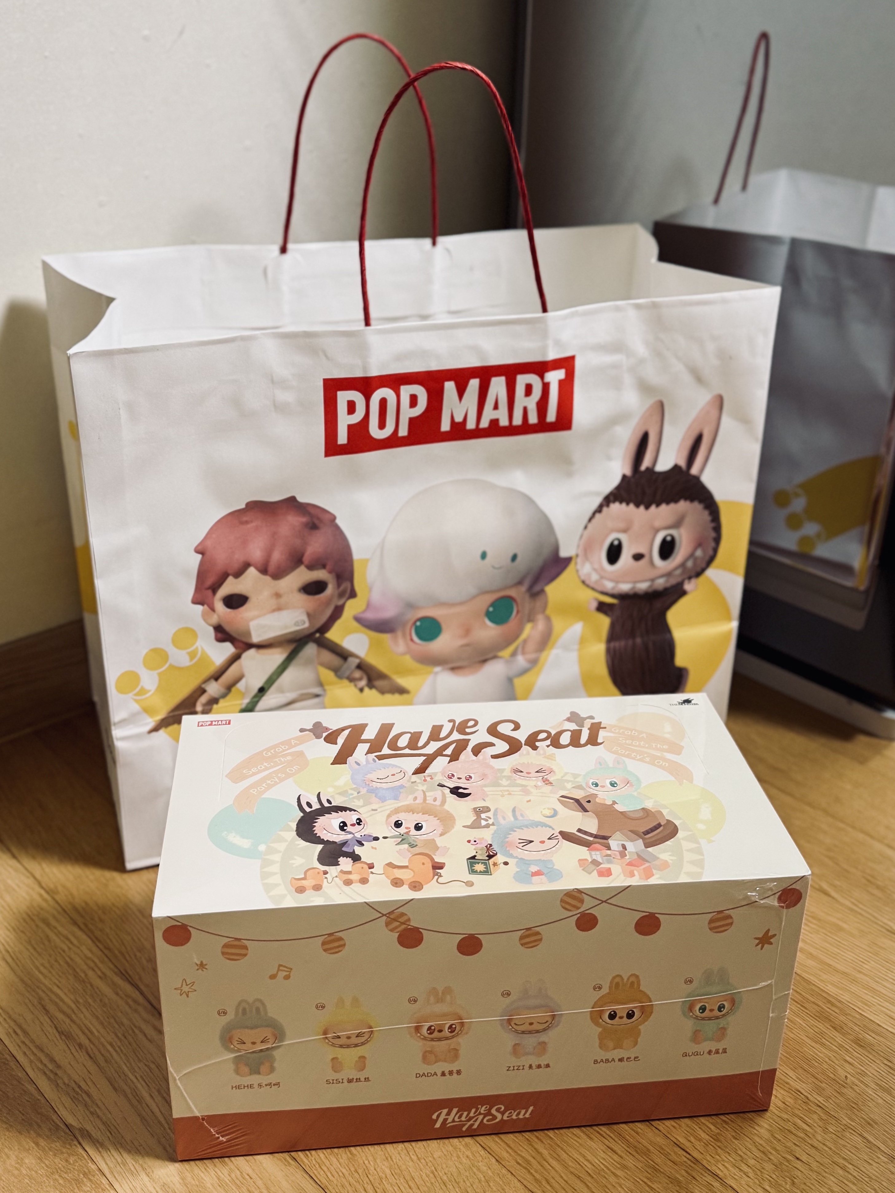Pop Mart Labubu Let's Play Together Doll Series Sealed Case (6 Blind Boxes), Pop Mart Labubu Let's Play Together Doll Series Sealed Case (1 Blind Box) 착용 스타일