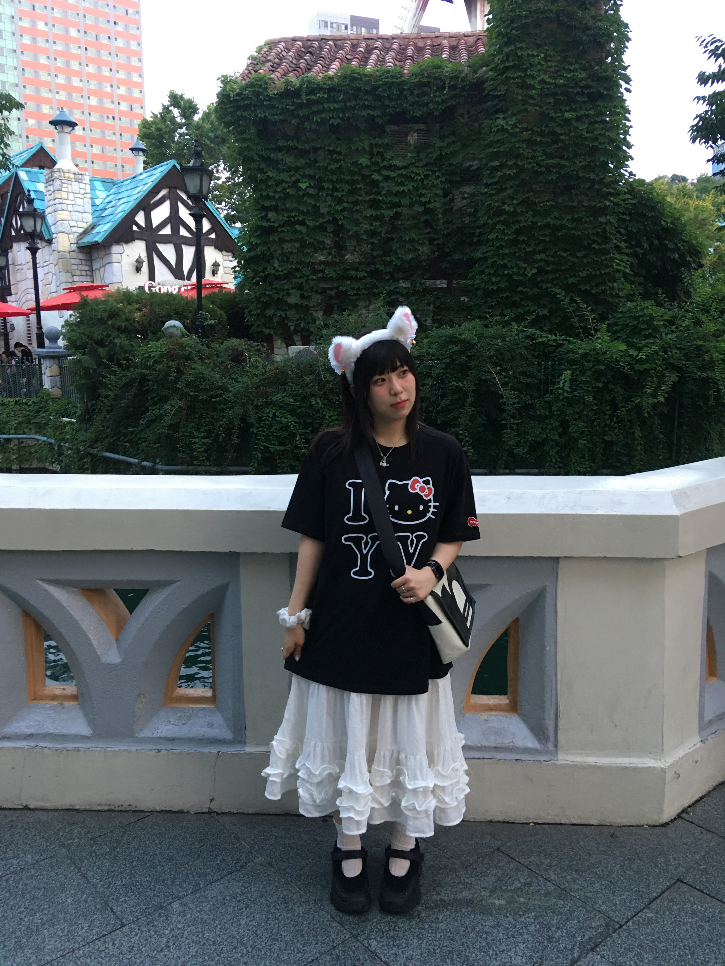 Open Yy x Hello Kitty T-Shirt Black, (W) Honsby Darling Harbour Black 착용 스타일