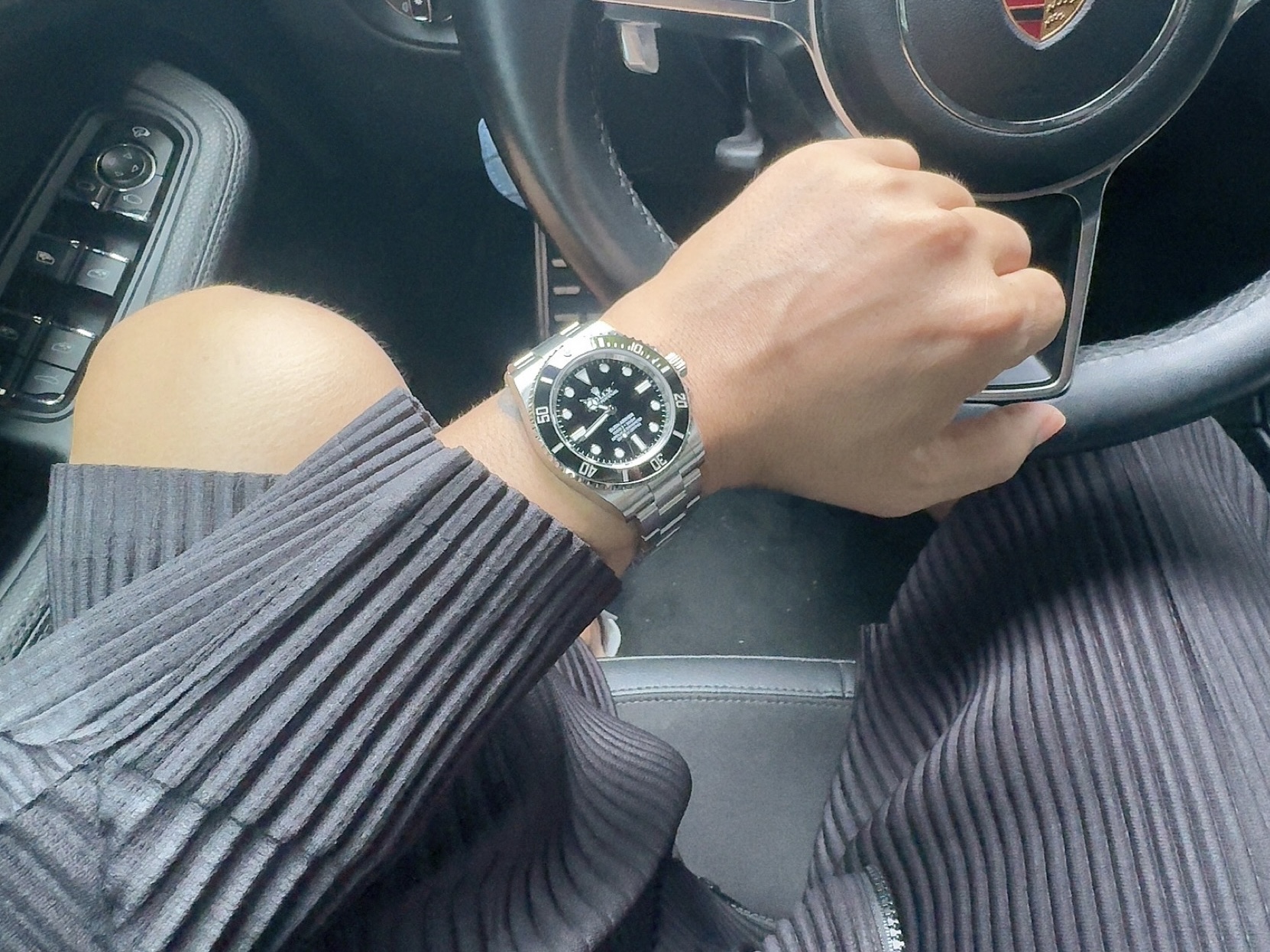 Rolex Submariner 41mm 124060 Black Oyster 착용 스타일 - 2