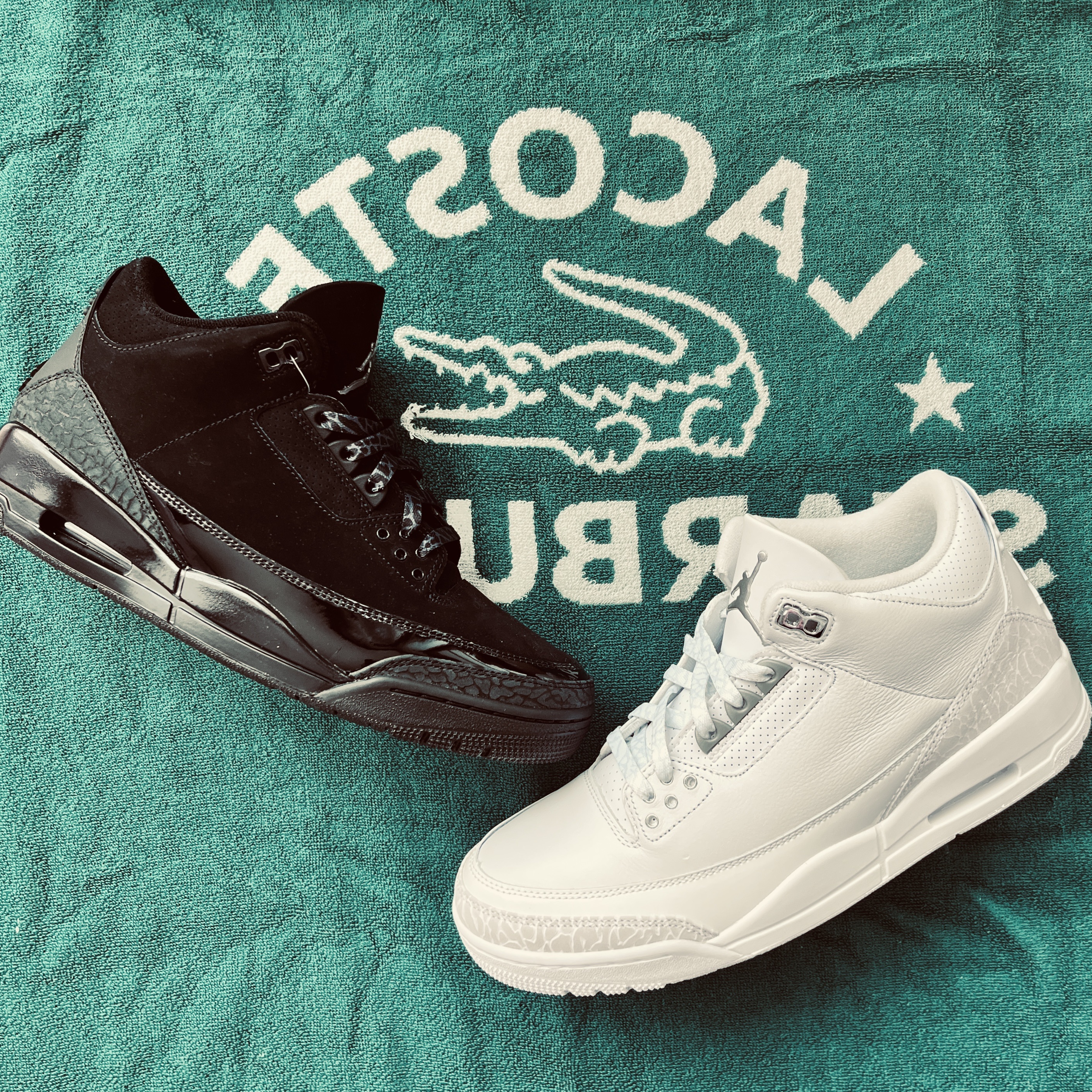 Jordan 3 Retro White and Silver, Starbucks x Lacoste Trent Towel Ivory 착용 스타일 - 2