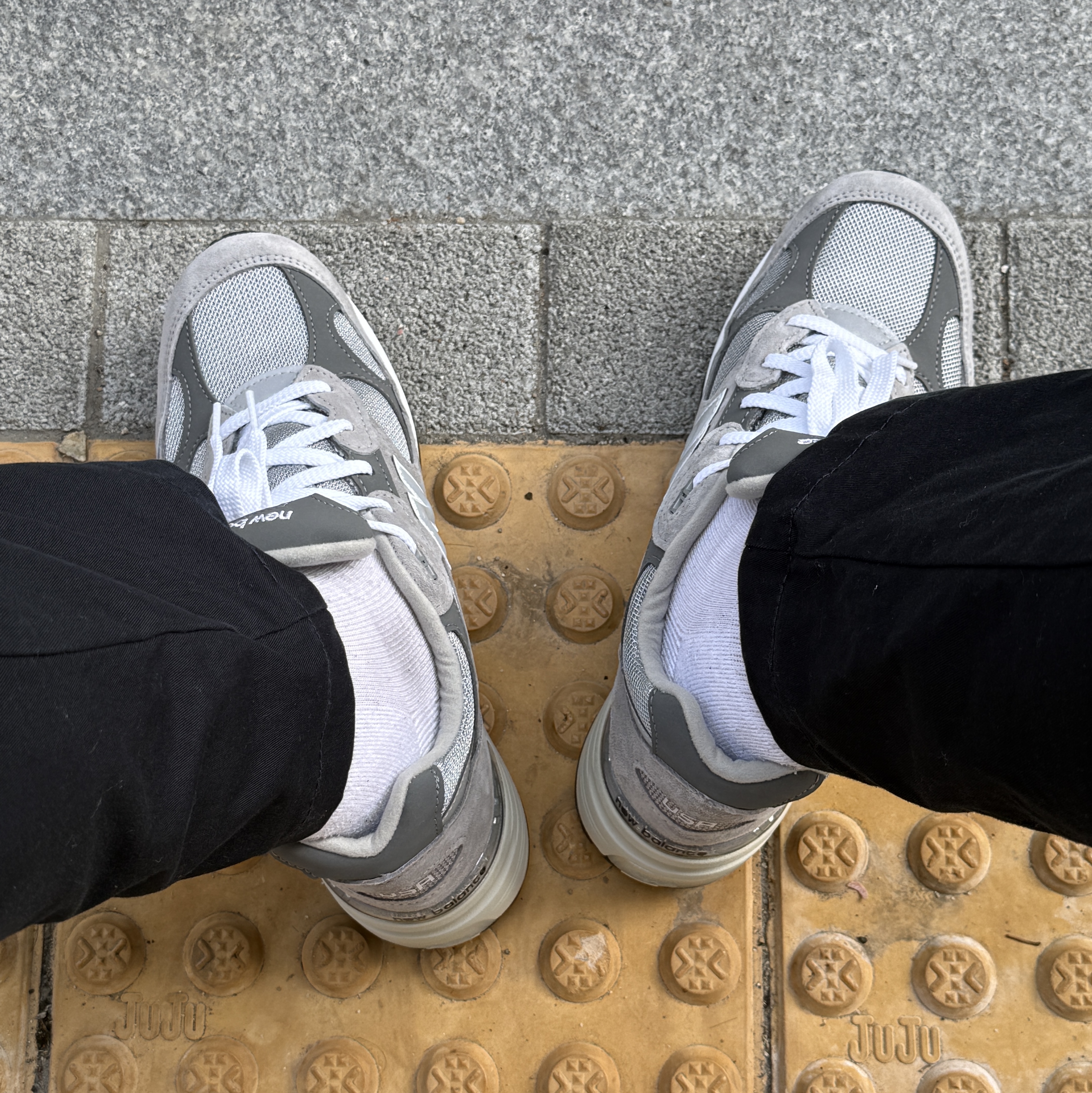 New Balance 992 Made in USA Core Grey Silver Metallic 착용 스타일 - 6