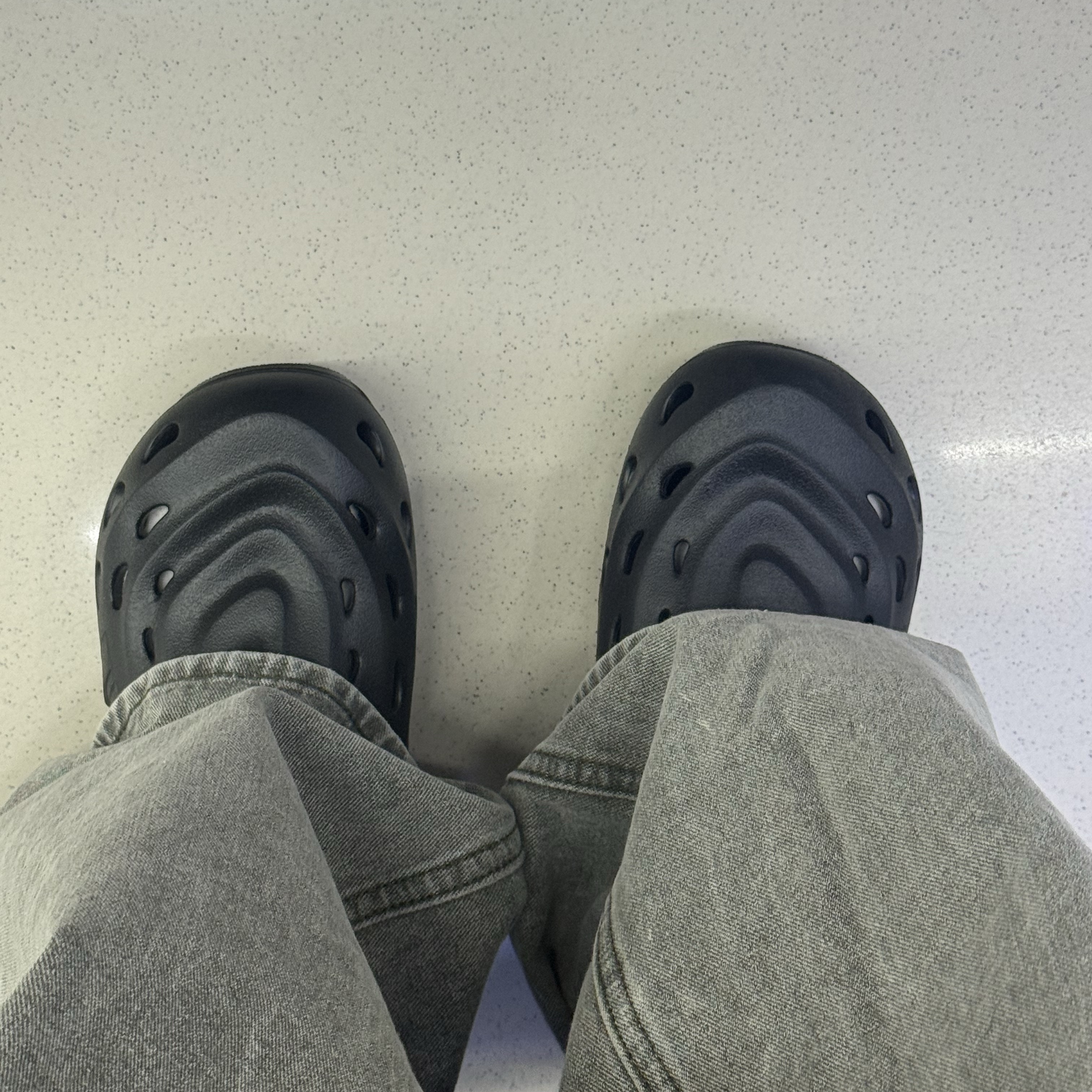 Adidas Maxxclog Core Black Iron Metallic 착용 스타일
