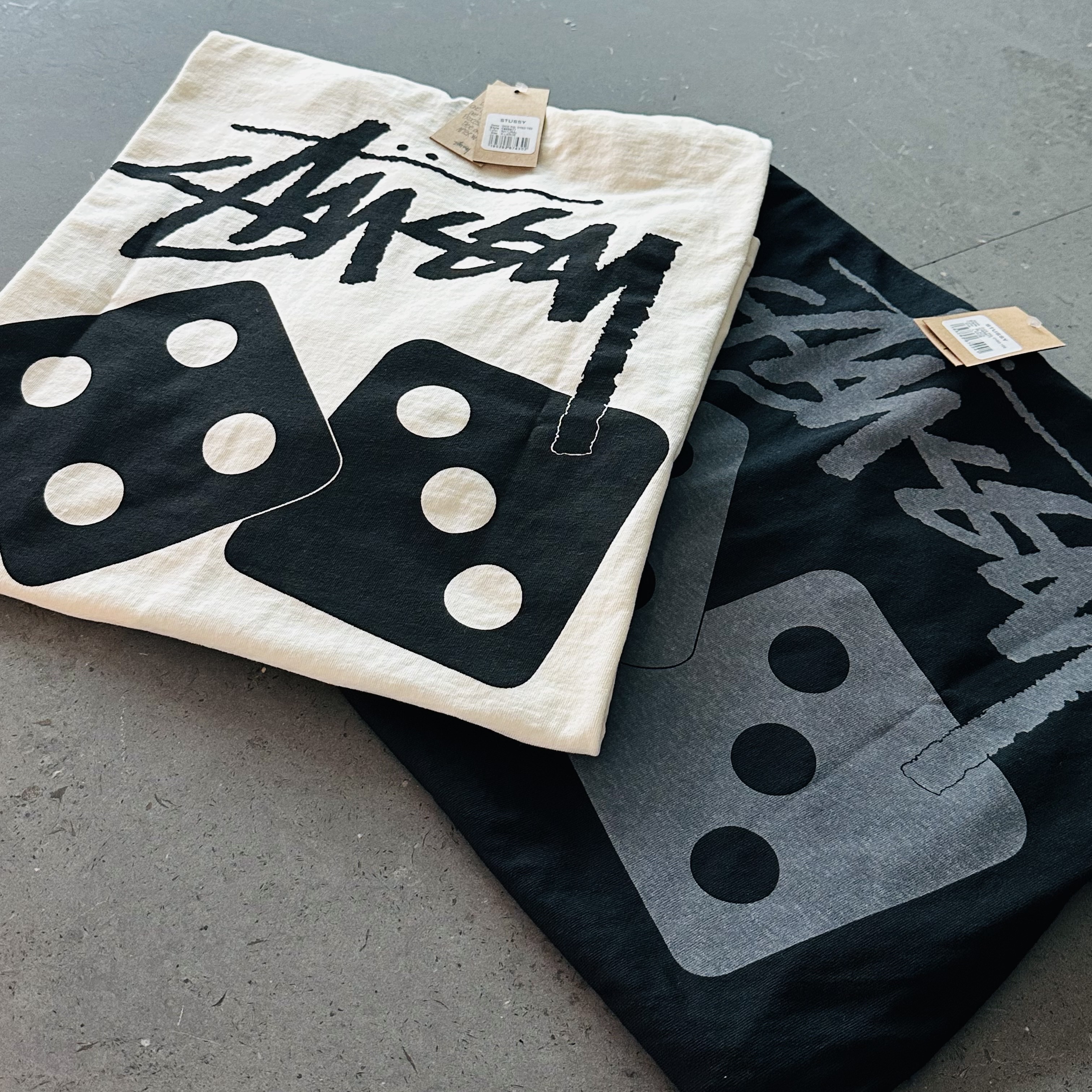 Stussy Pigment Dyed Dice T-Shirt Black, Stussy Dice Pigment Dyed T-Shirt Natural 착용 스타일 - 3