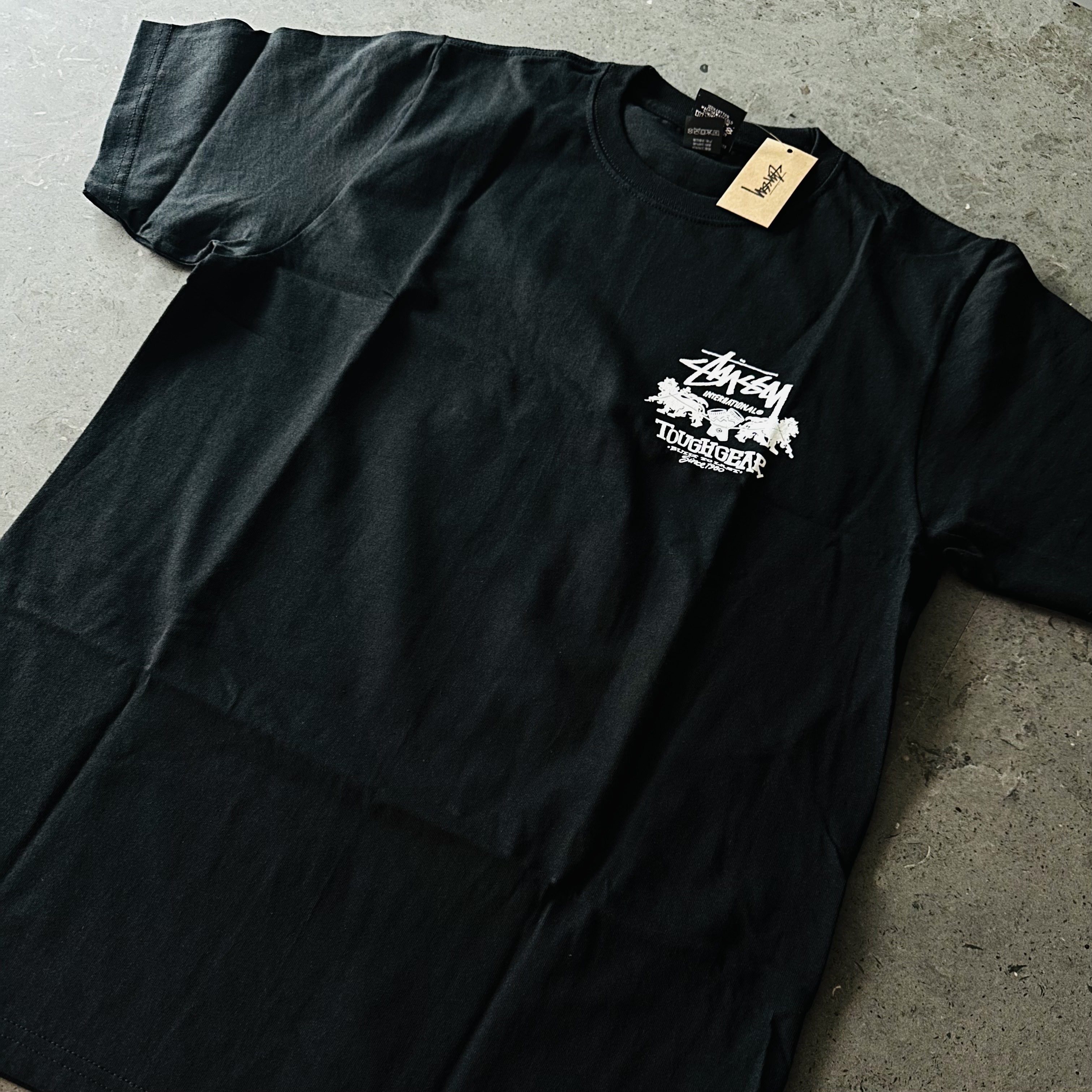 Stussy Tough Gear International T-Shirt White, Stussy Tough Gear International T-Shirt Black 착용 스타일 - 4