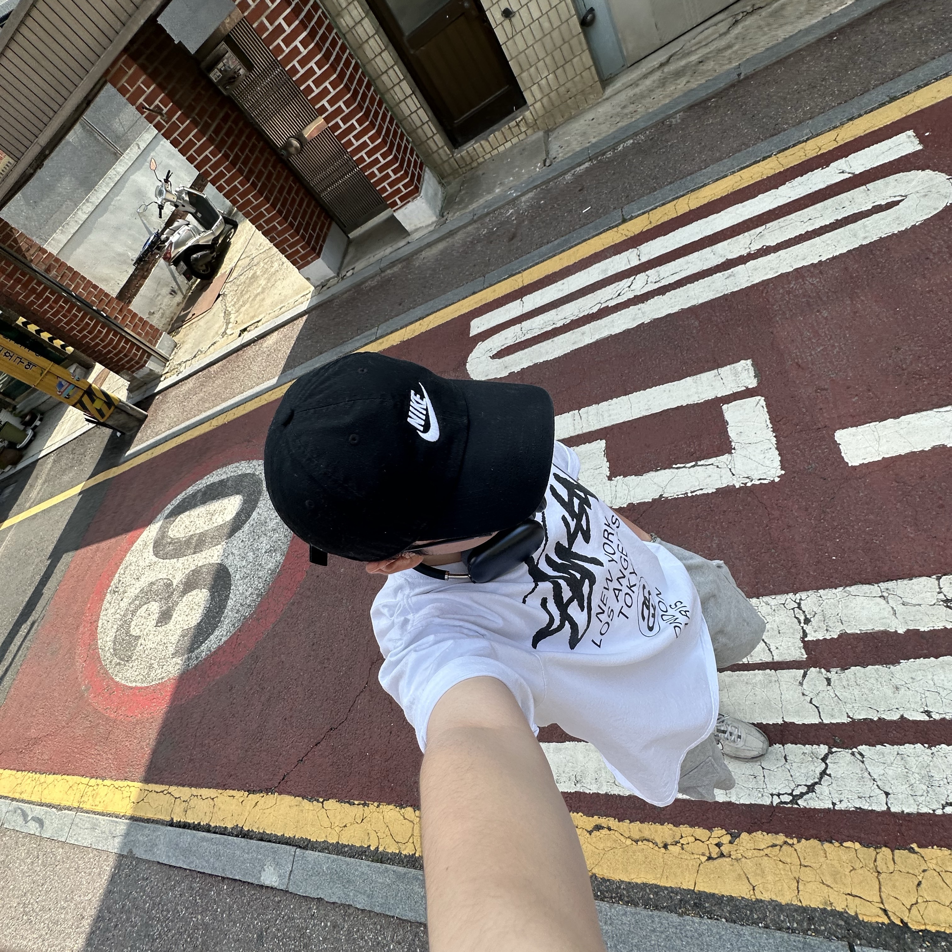 Stussy World Tour T-Shirt White 2024,2025, Apple AirPods Max Lightning Space Gray (Korean Ver.) 착용 스타일