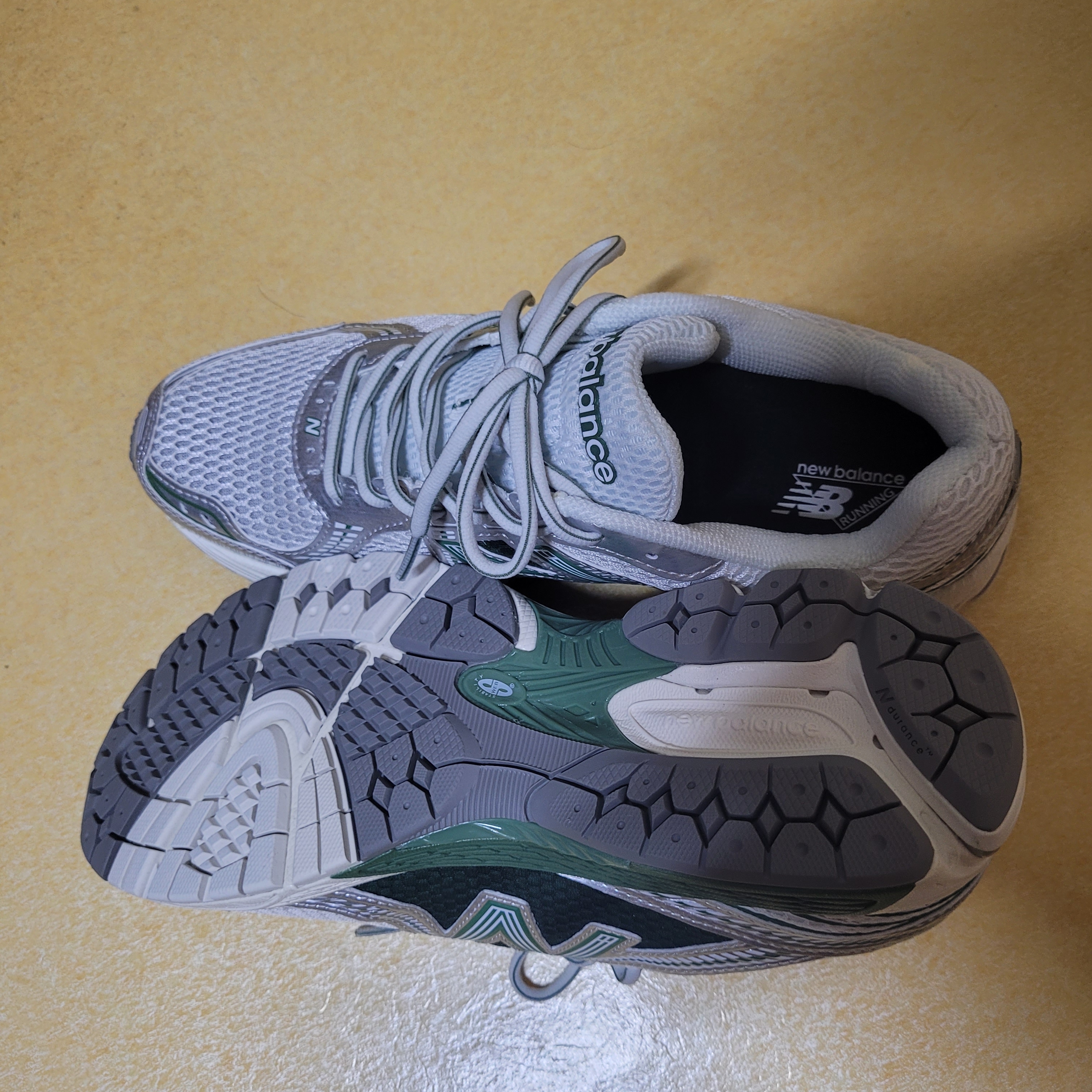 New Balance 860v2 Mallard Green Silver 착용 스타일 - 2