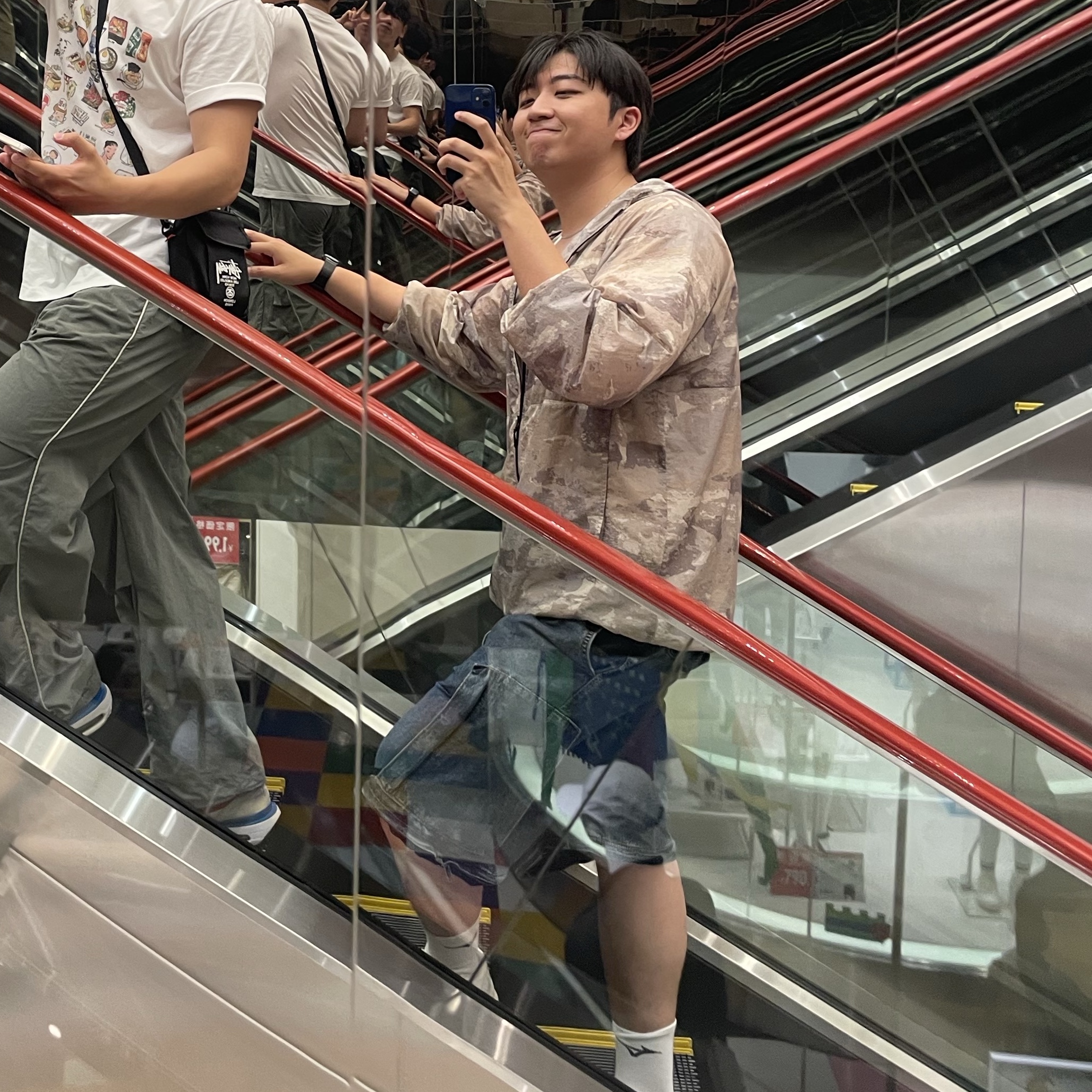 GU x Undercover Denim Convertible Wide Cargo Pants Blue 착용 스타일 - 1