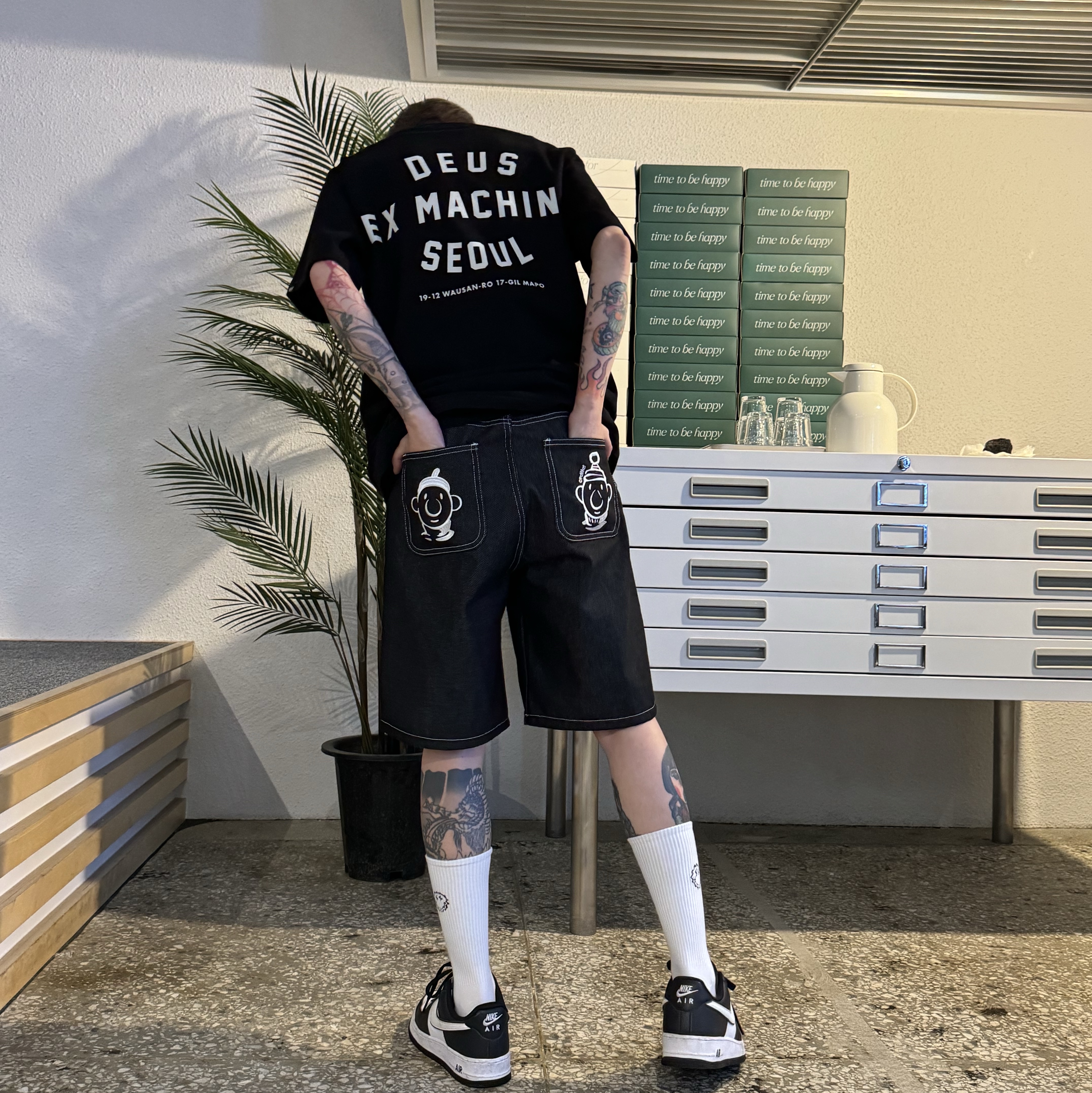 Deus Ex Machina Seoul College T-Shirt Black 착용 스타일 - 3