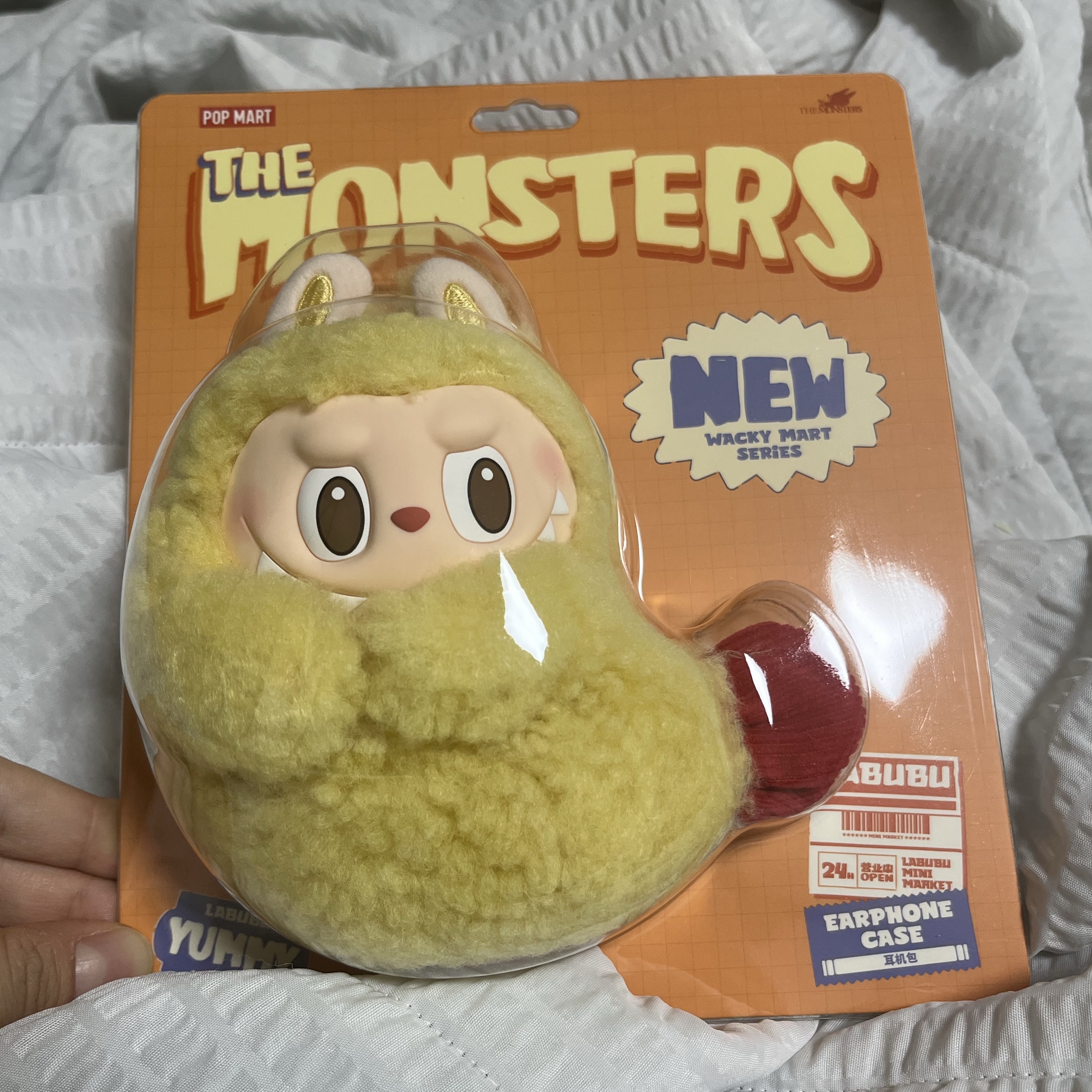 Pop Mart Labubu The Monsters Wacky Mart Series Earphone Case 착용 스타일