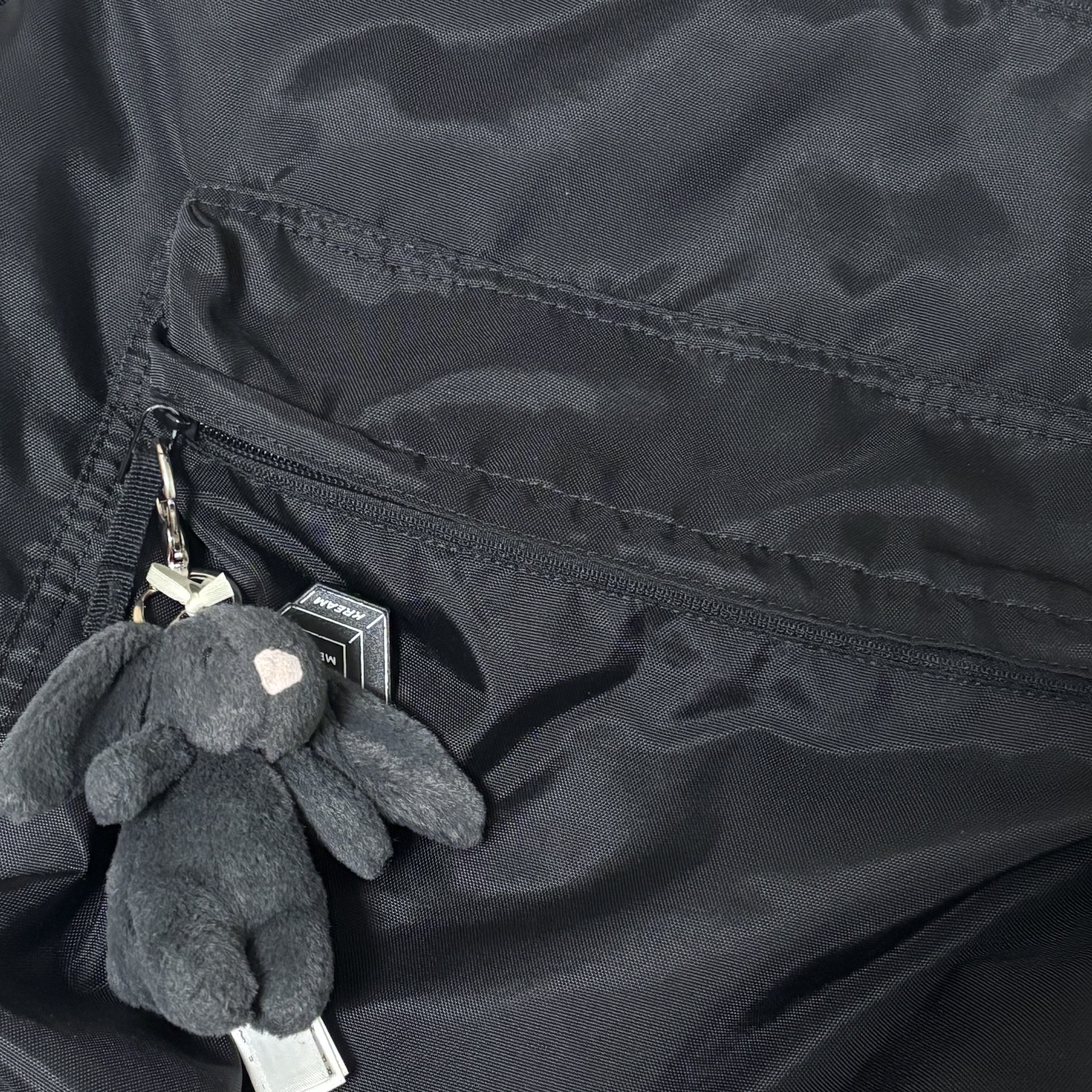 Jellycat Bashful Bunny Bag Charm Ink 착용 스타일 - 2