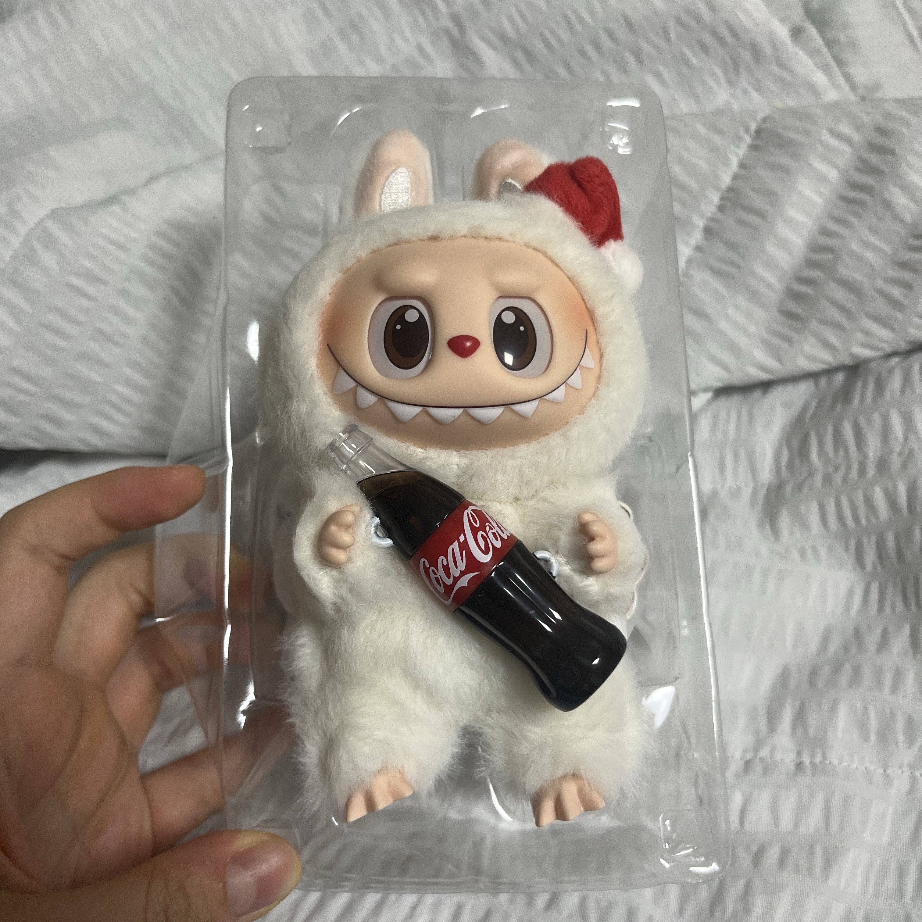 Pop Mart Labubu Coca Cola Series Surprise Shake Keyring (Opened Case) 착용 스타일