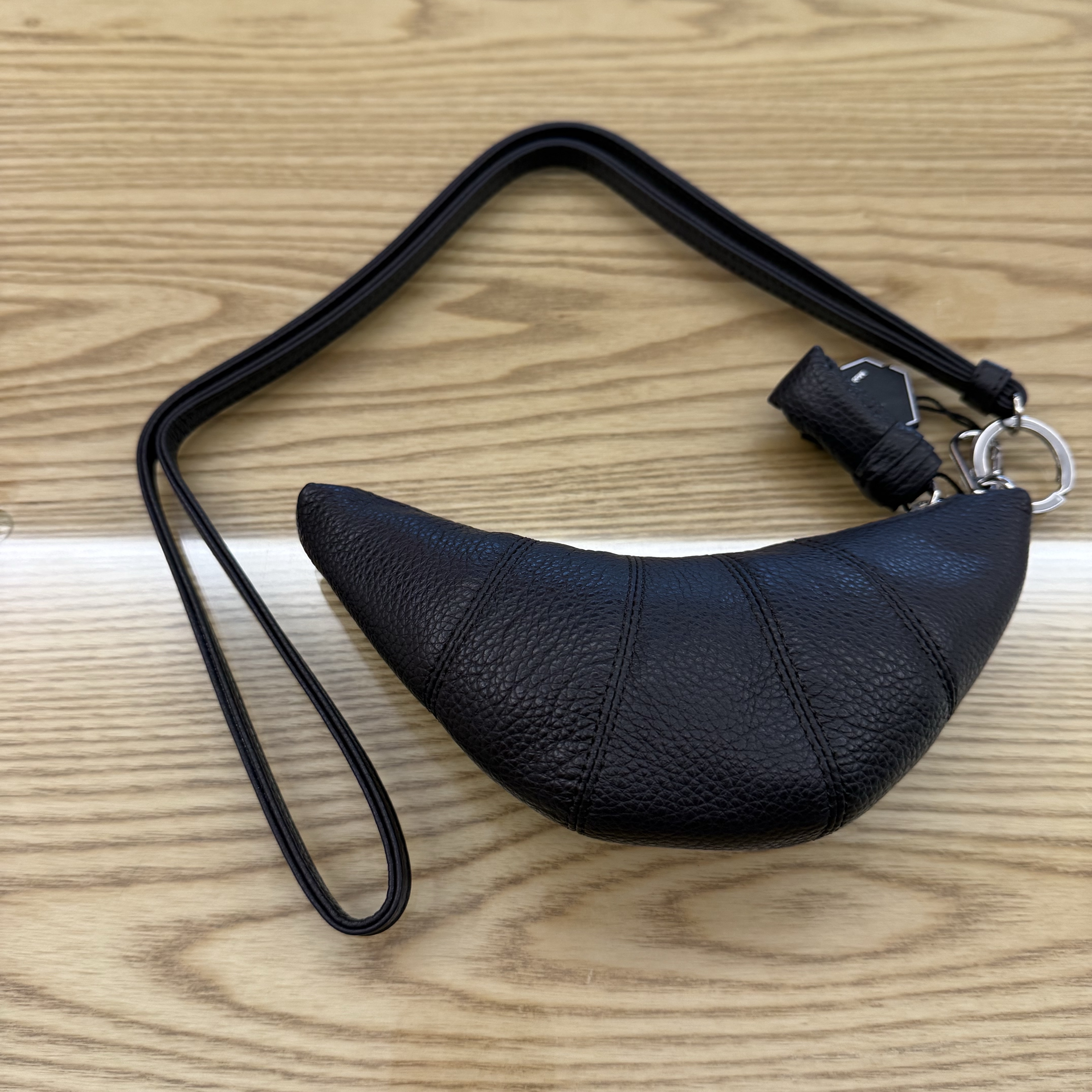 Lemaire Croissant Coin Purse Necklace Soft Grained Leather Dark Chocolate 착용 스타일 - 3