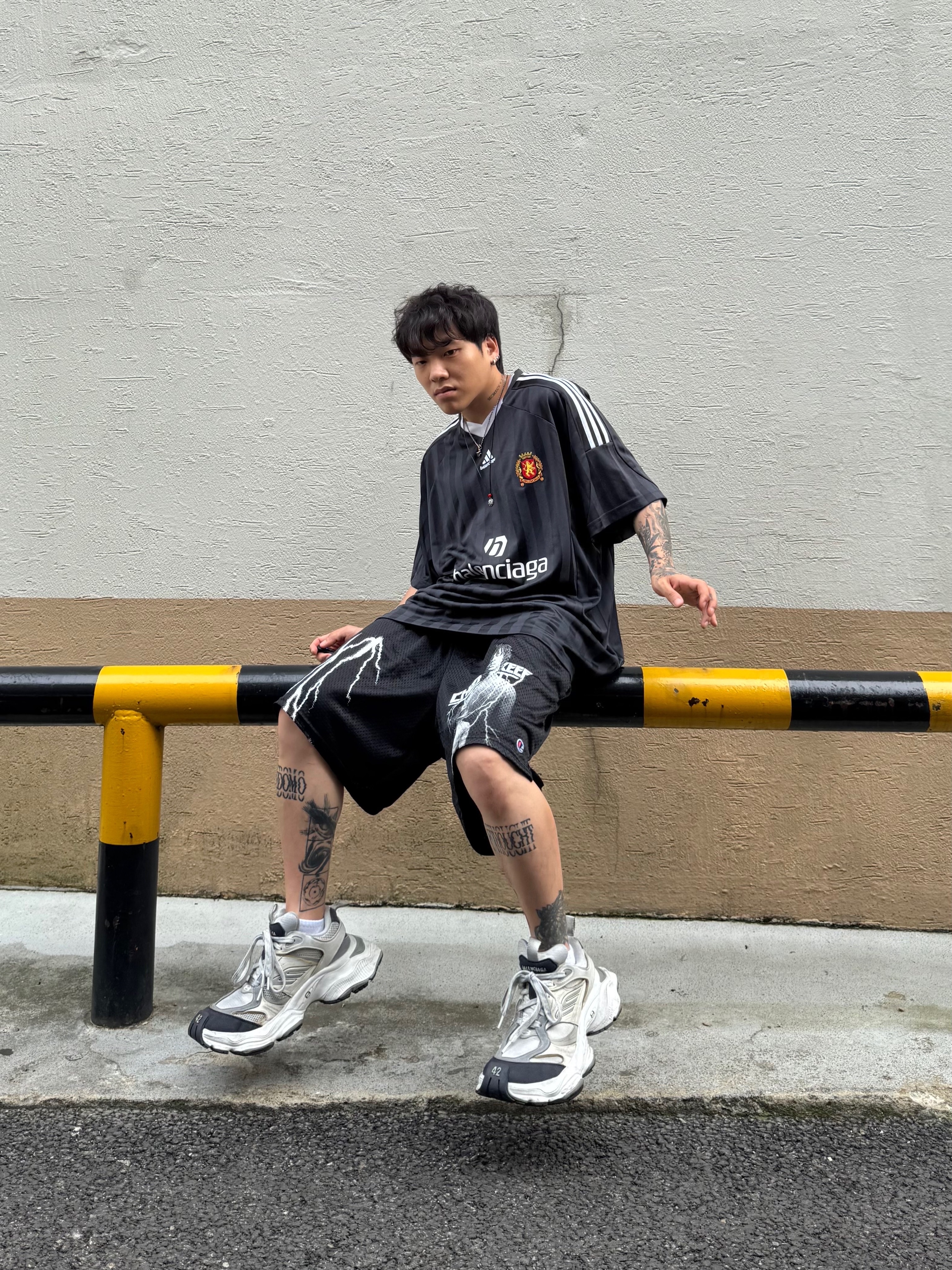 Balenciaga Cargo Sneakers White Grey 착용 스타일 - 3