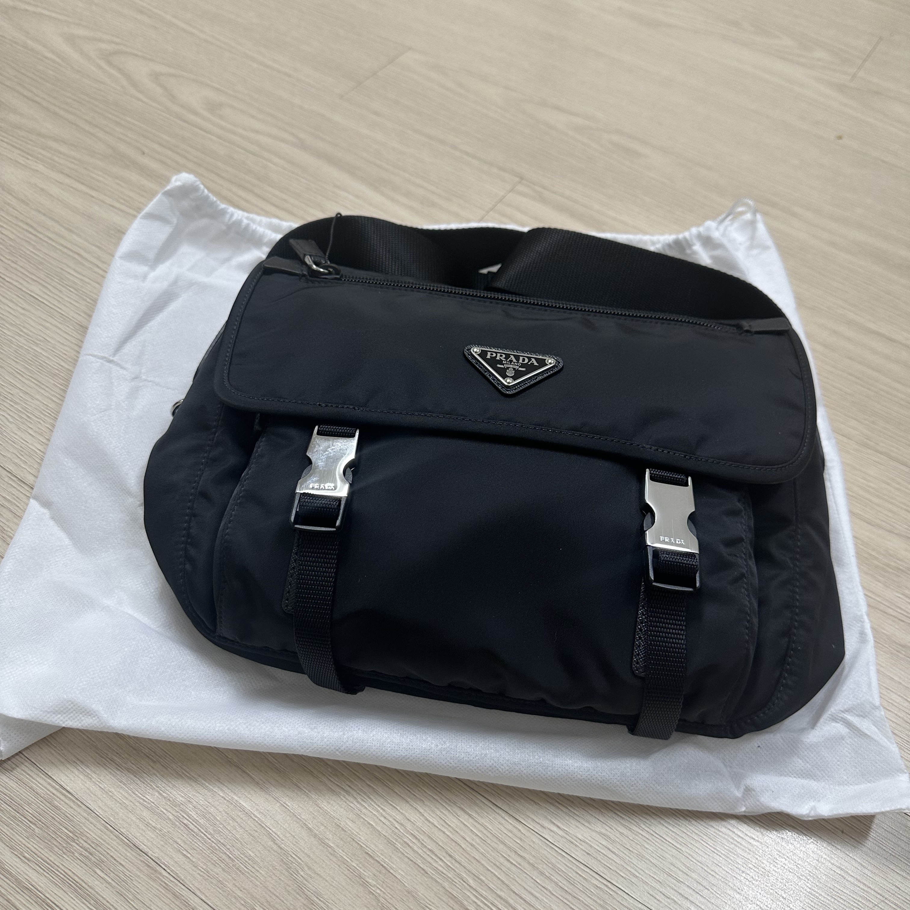 Prada Tessuto Nylon Massenger Bag Black 착용 스타일 - 1