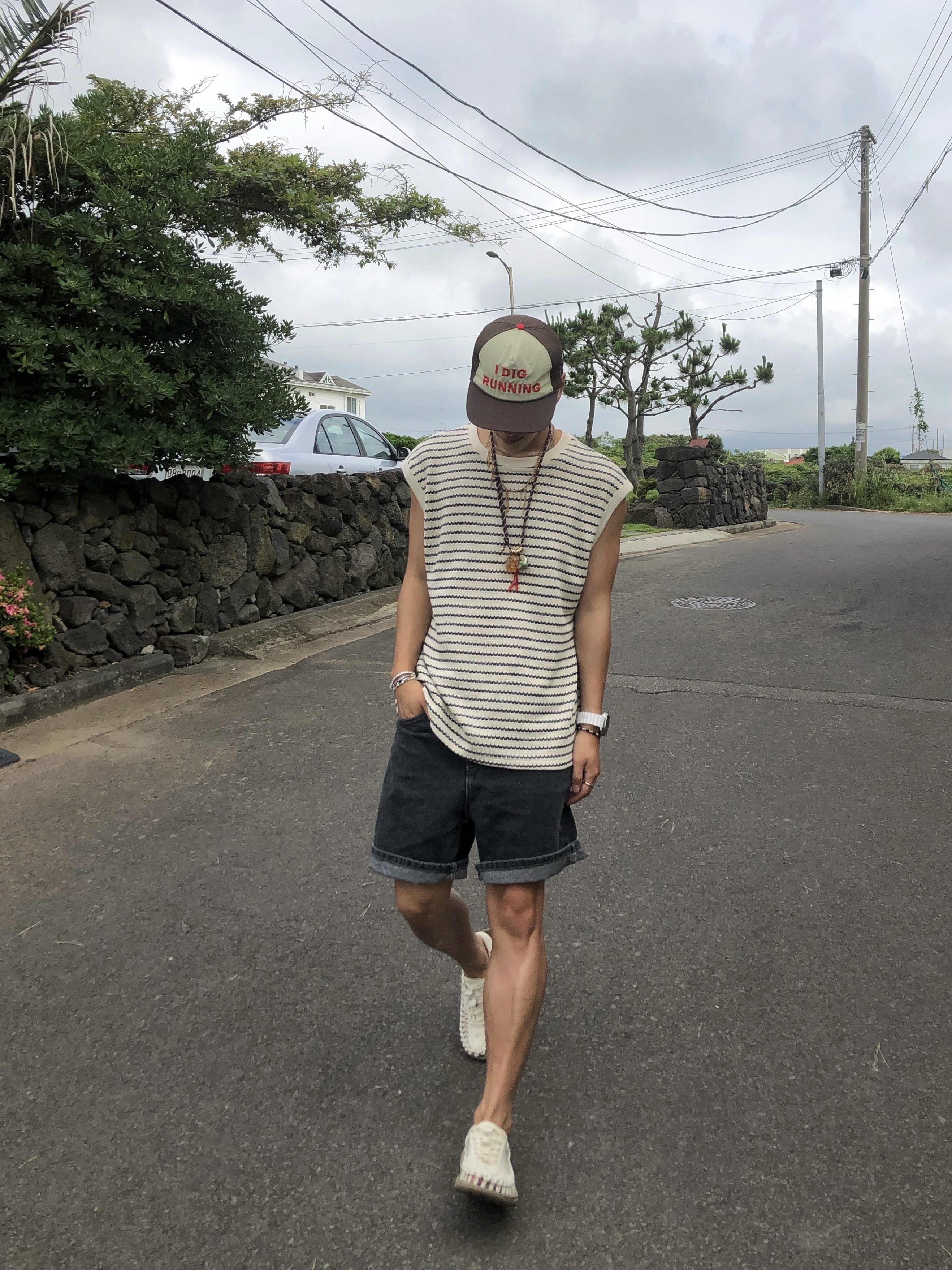 Alex Zono I Dig Running Trucker Hat OG Brown, Keen Uneek Sandal Men White Cap/Cornstalk 착용 스타일 - 3
