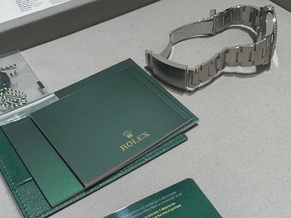 Rolex Submariner 41mm 124060 Black Oyster 착용 스타일 - 3