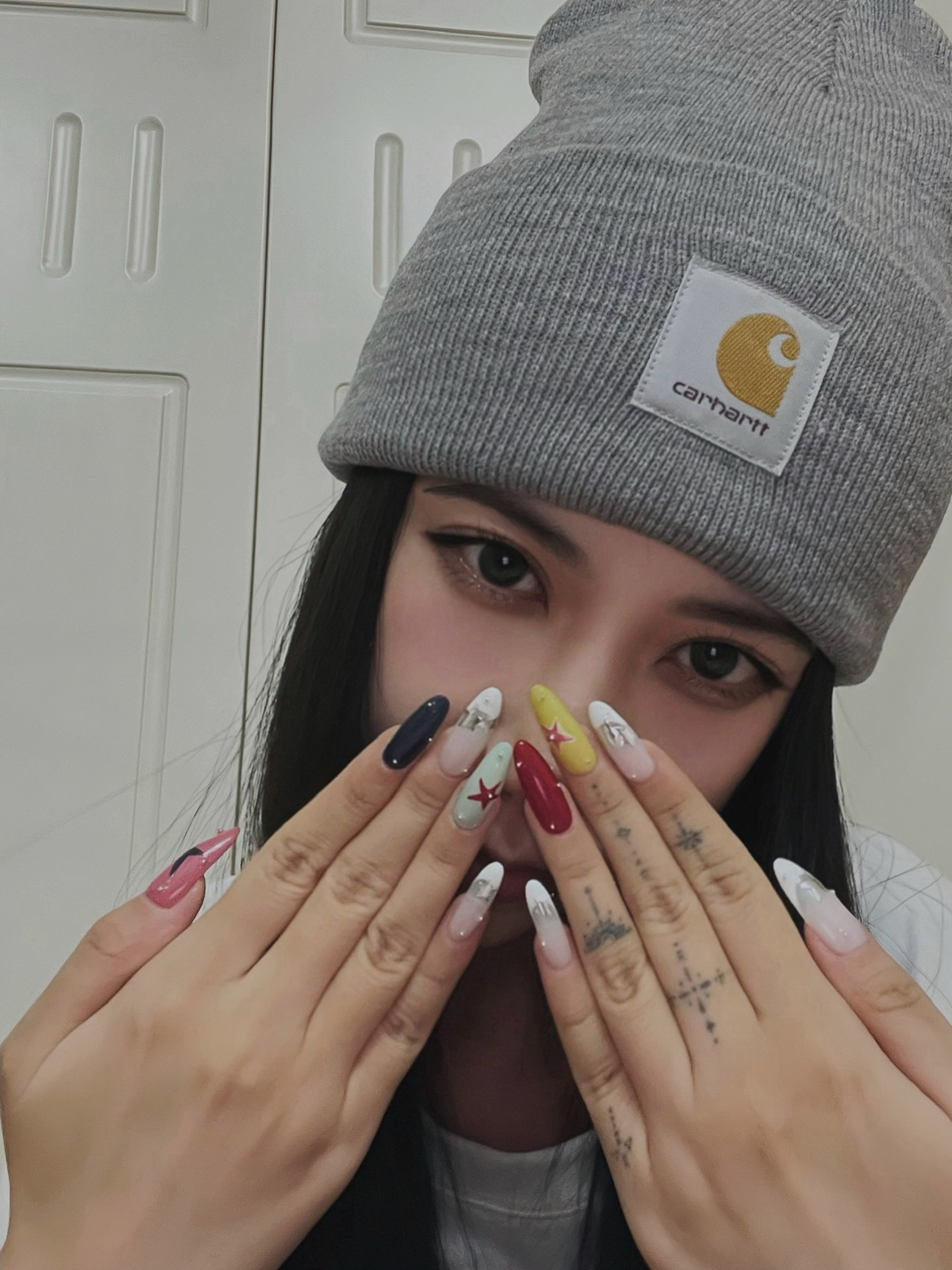 Carhartt Knit Cuffed Beanie Heather Grey, Supreme Playboi Carti T-Shirt White - 25FW 착용 스타일 - 1