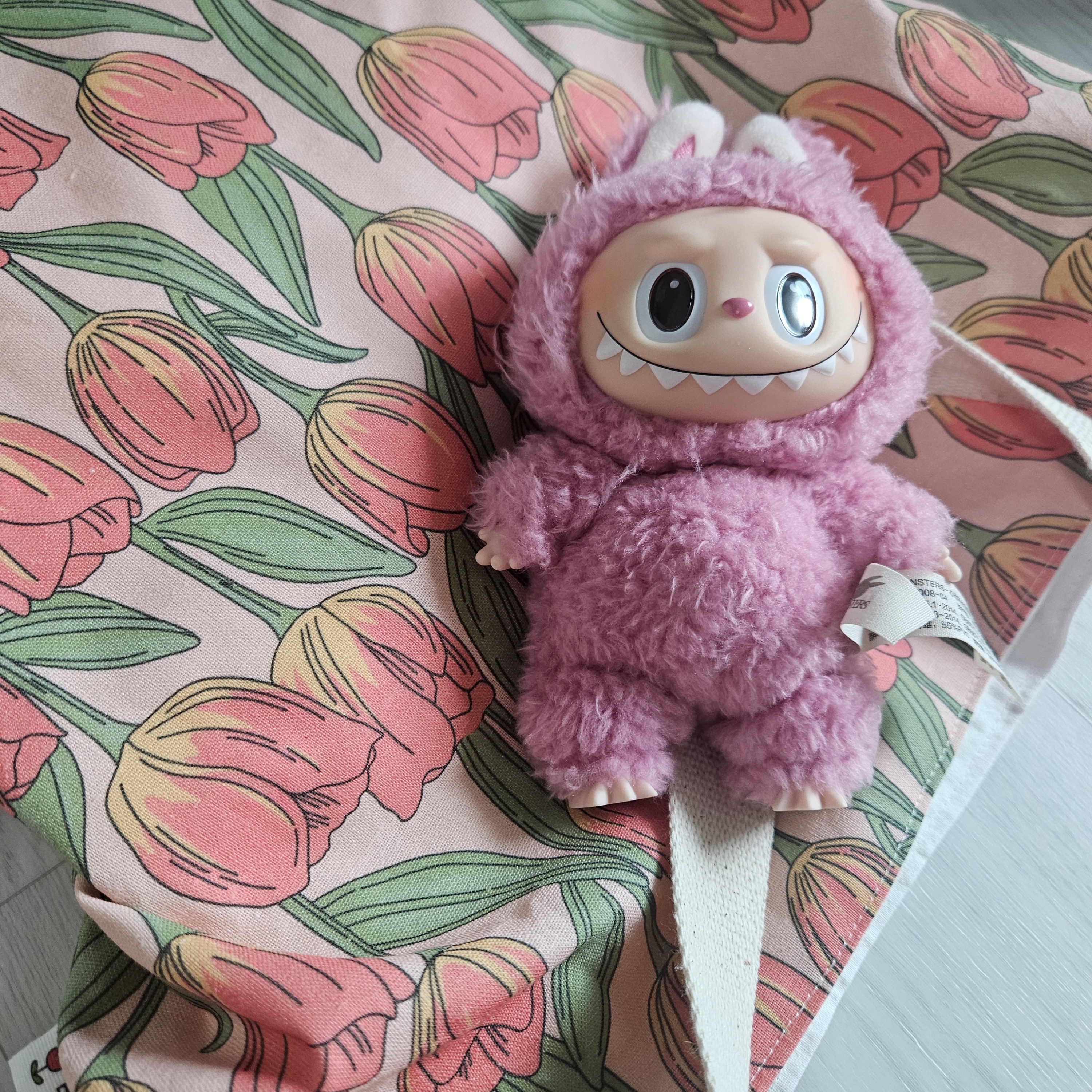 Pop Mart Labubu The Monsters Labubu Tasty Macarons Series Lyche Berry Keyring 착용 스타일 - 1
