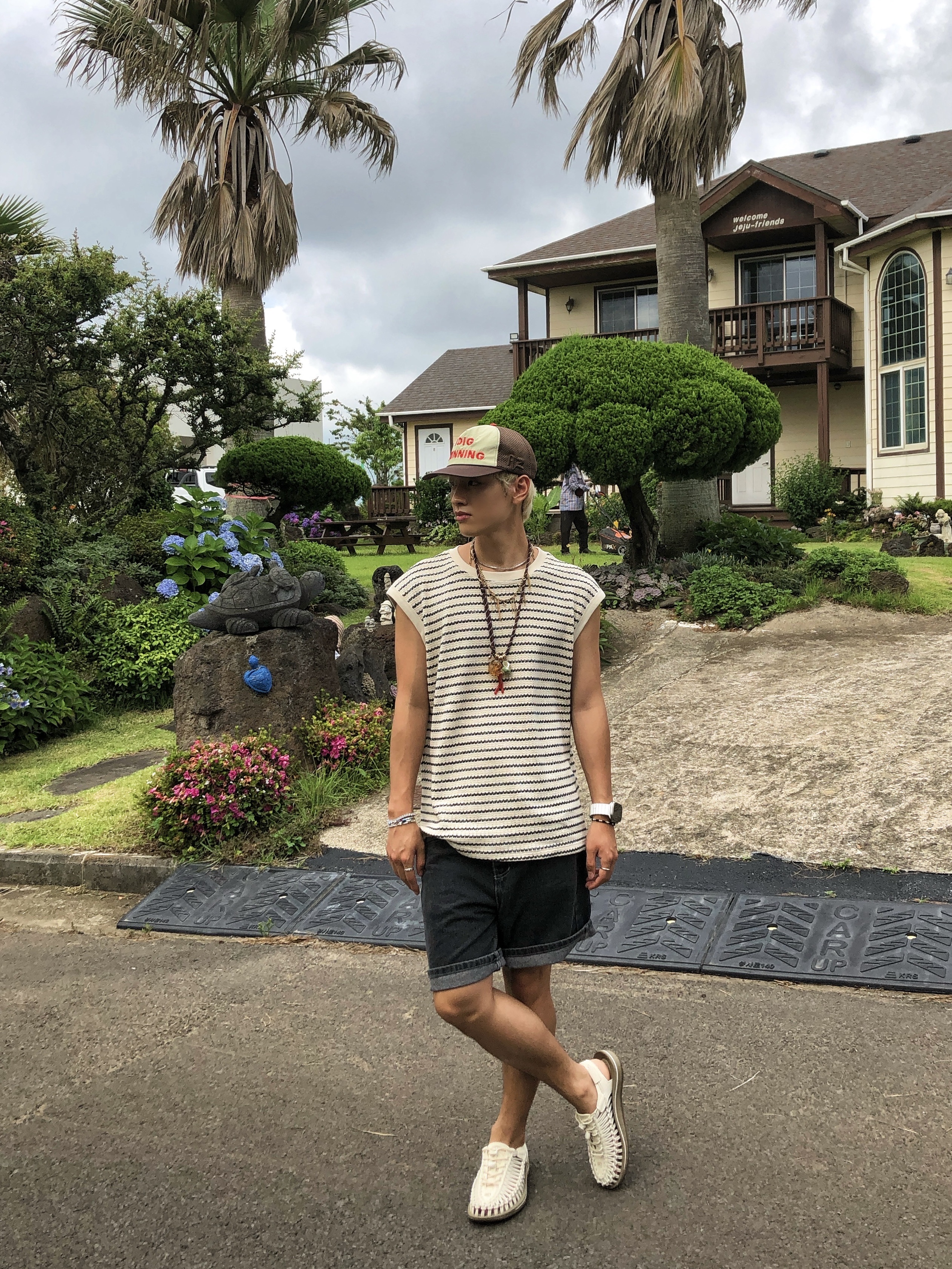 Alex Zono I Dig Running Trucker Hat OG Brown, Keen Uneek Sandal Men White Cap/Cornstalk 착용 스타일 - 1