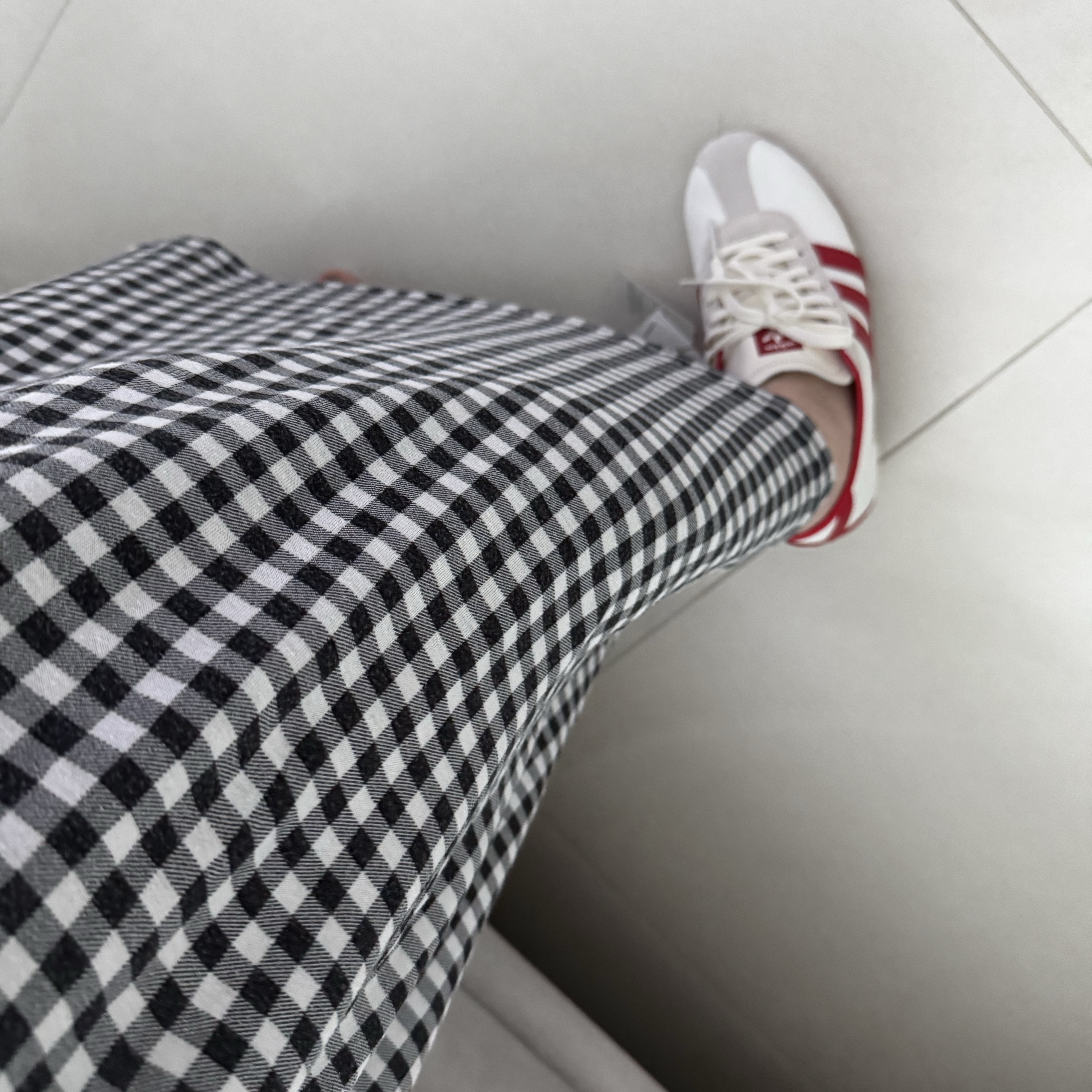 (W) Adidas Tokyo Off White Better Scarlet 착용 스타일 - 2