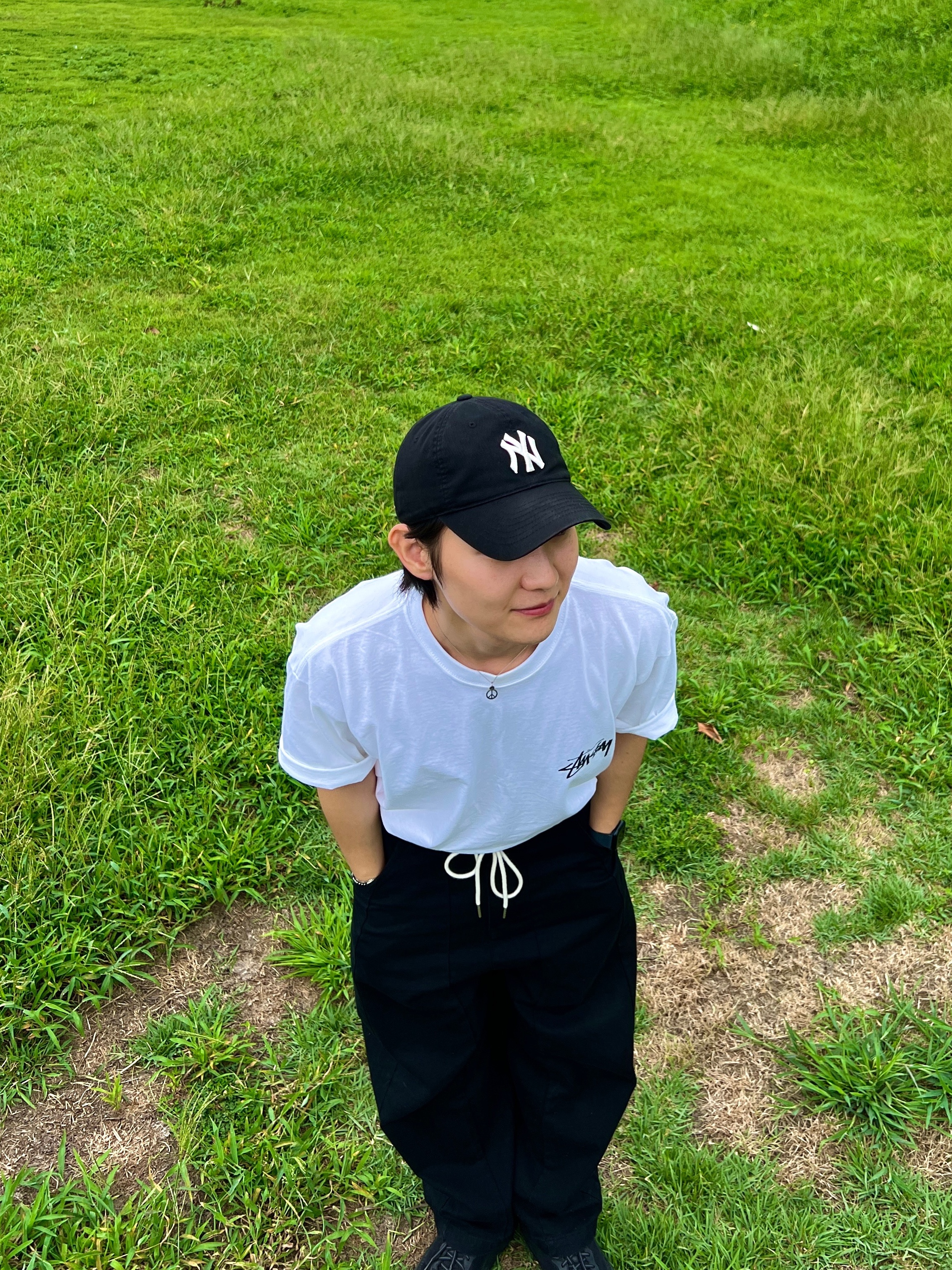 Stussy Kittens T-Shirt White, Hoka Bondi 7 Black - Wide 착용 스타일 - 1