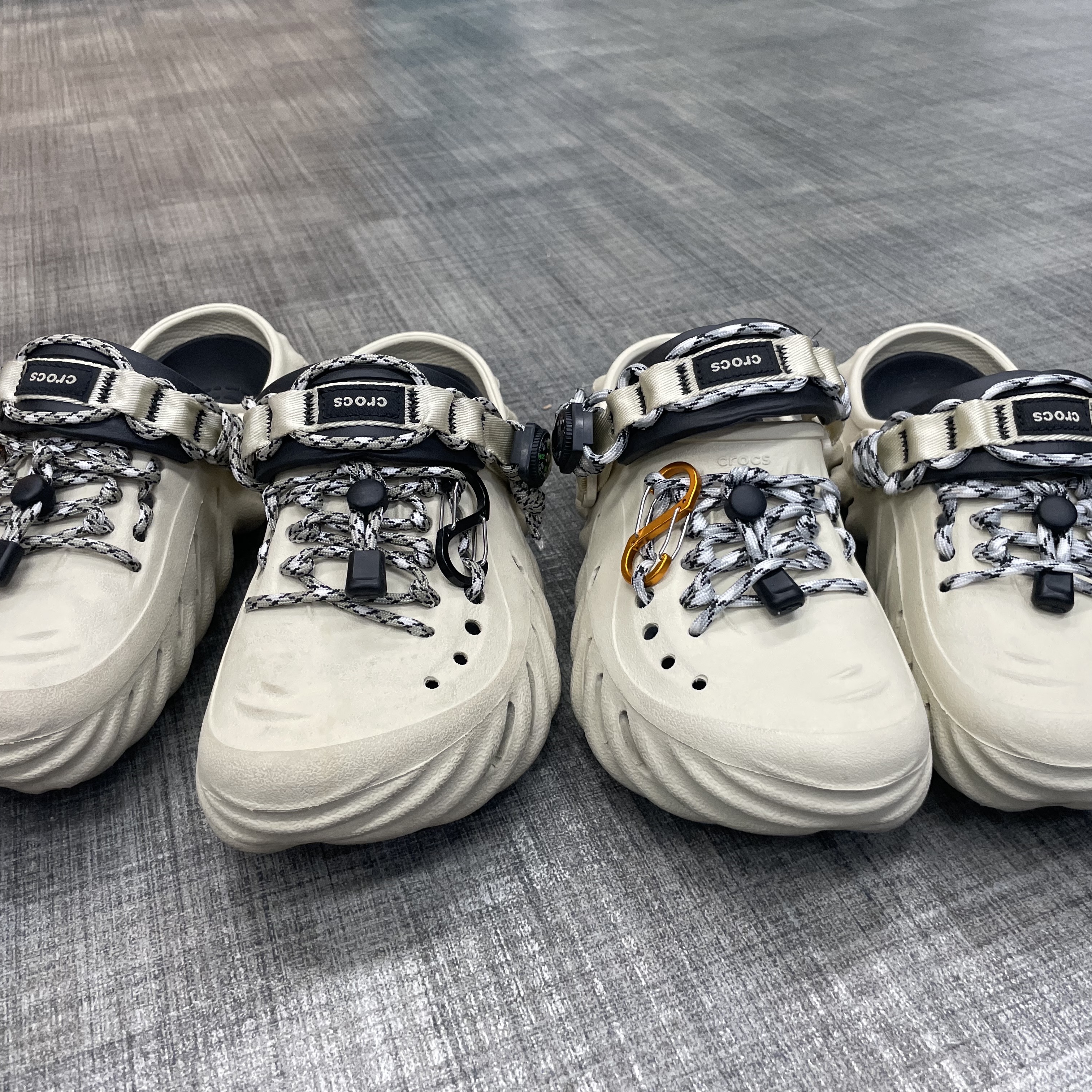 Crocs Echo Clog Bone Black 착용 스타일