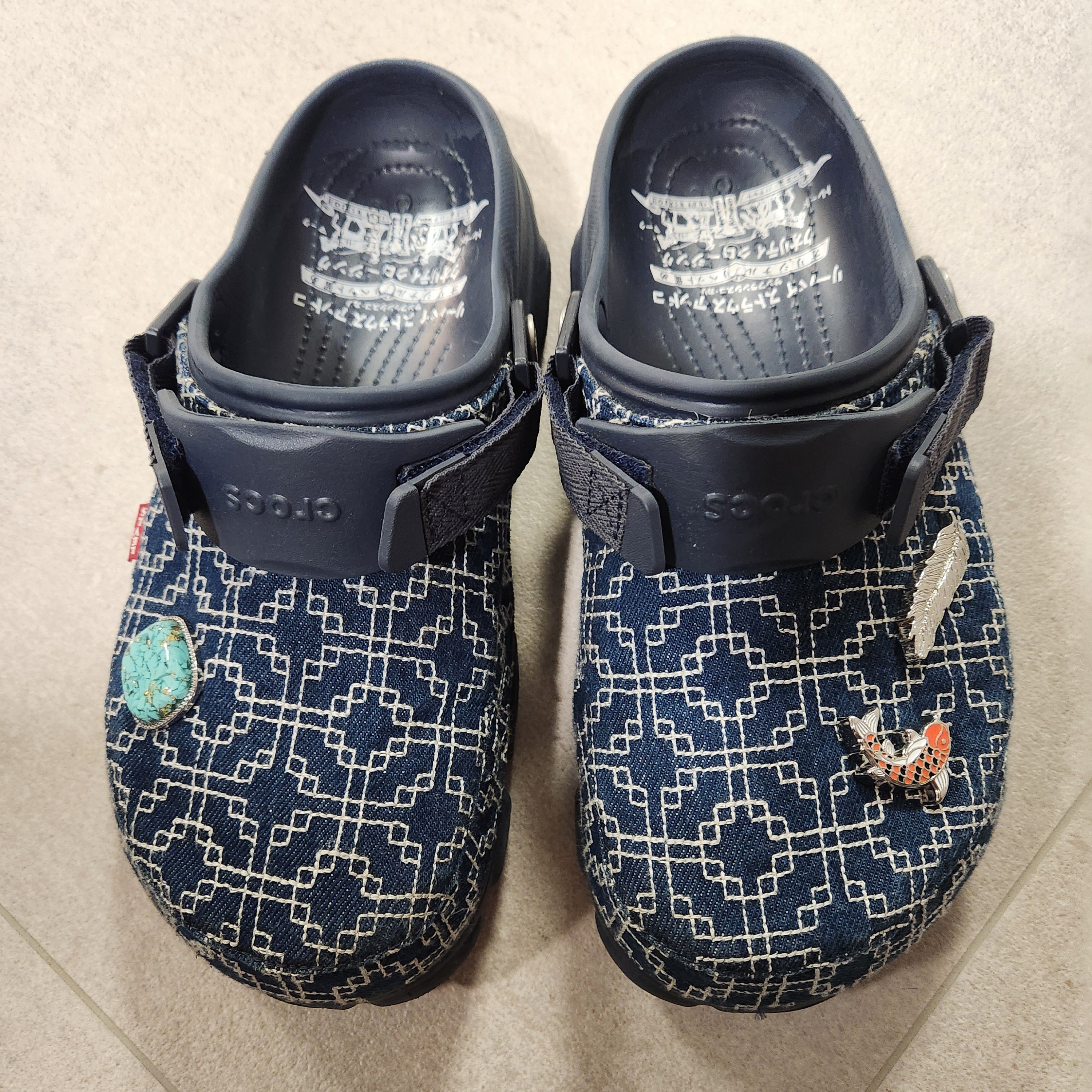 Crocs x Levi's All Terrain Clog Navy 착용 스타일