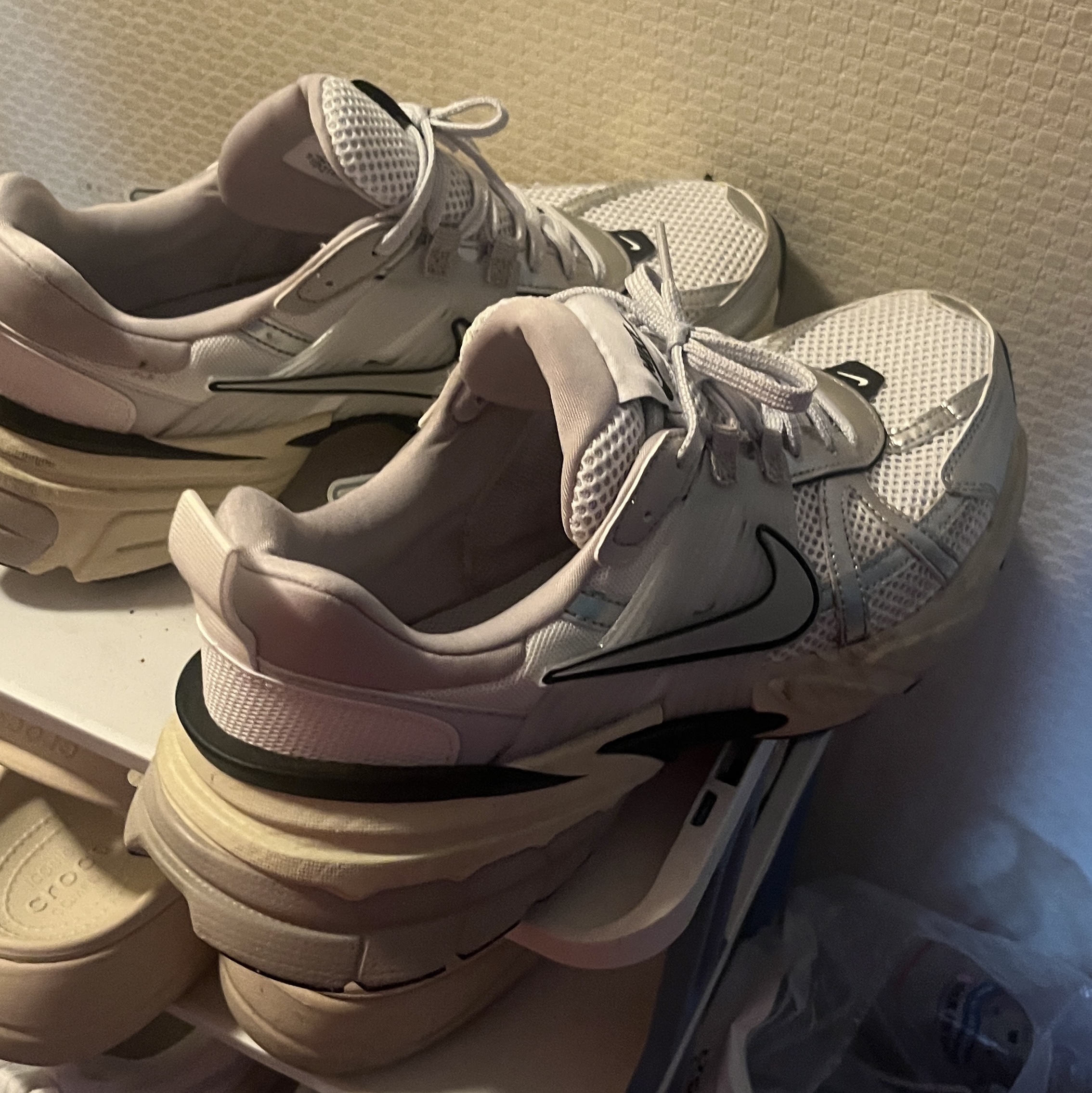 Nike V2K Run Summit White Metallic Silver 착용 스타일