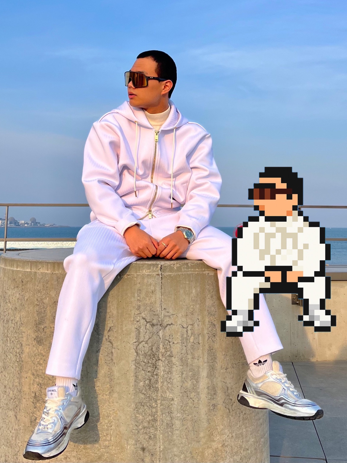 Chanel Sneakers Fabric Laminated & White Silver, Oakley Sutro Matte Carbon Frame Prizm 24K Lenses Low Bridge Fit 착용 스타일 - 1