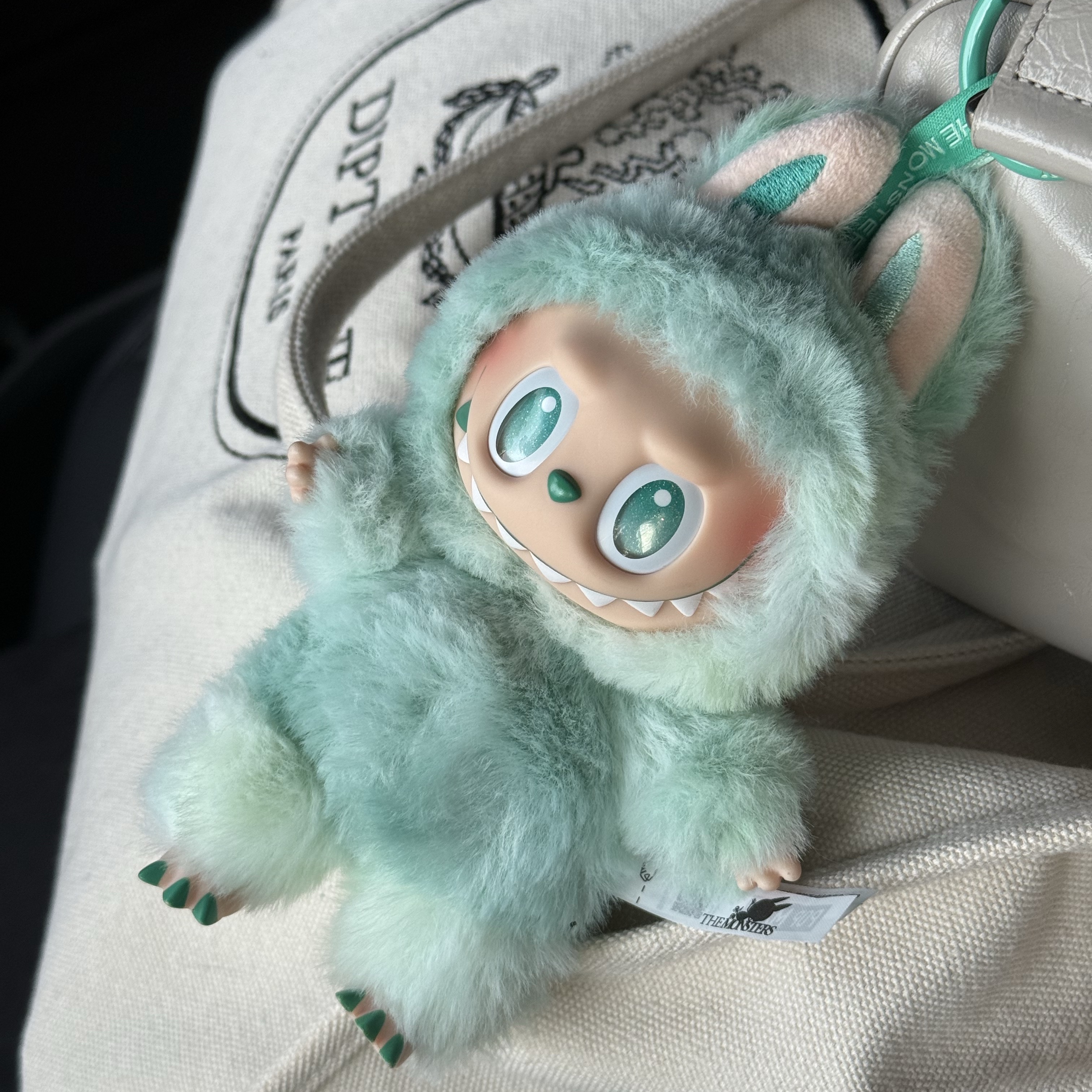 Pop Mart Labubu The Monsters Highlight Series Serenity Keyring (Opened Case) 착용 스타일