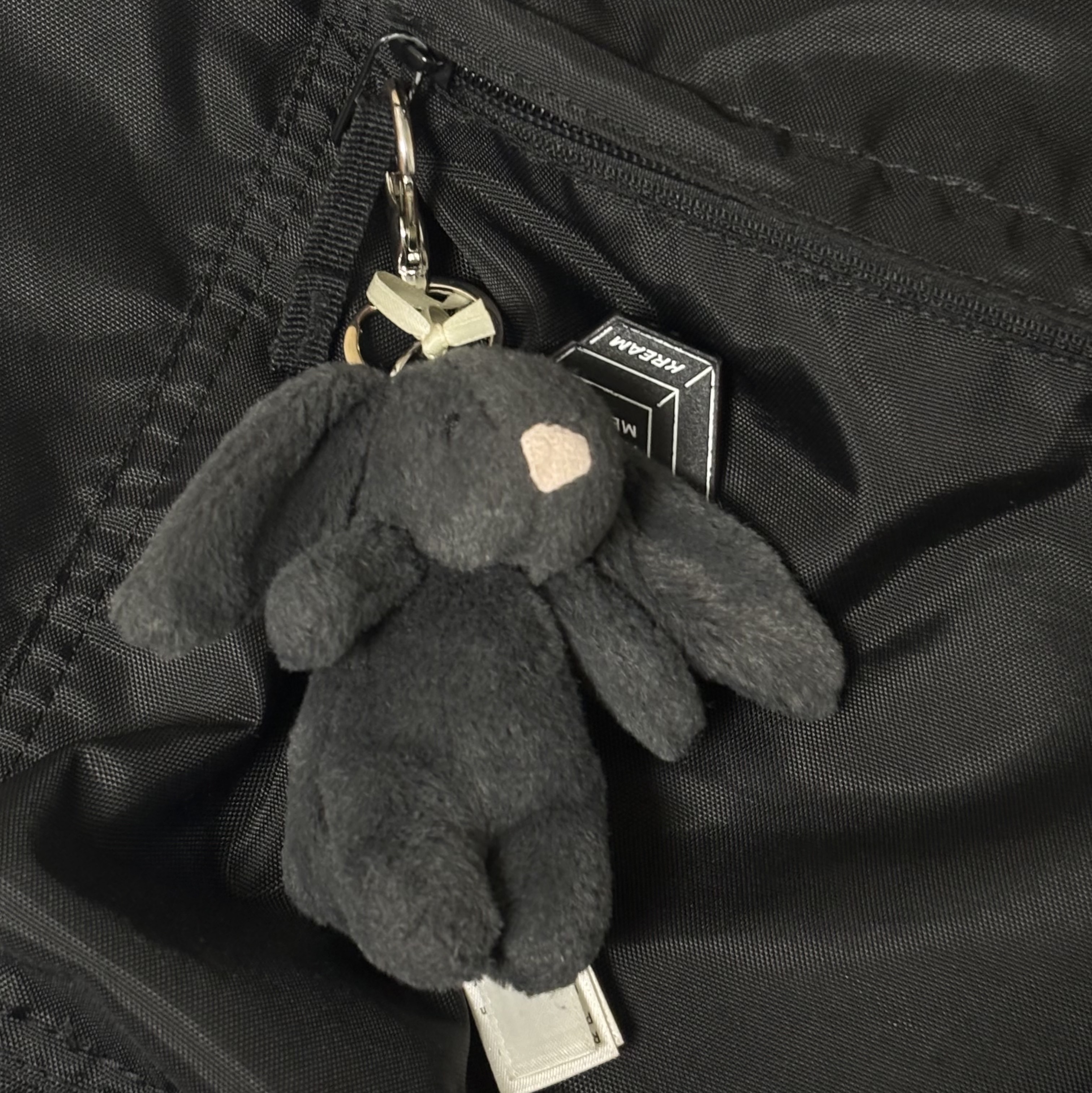 Jellycat Bashful Bunny Bag Charm Ink 착용 스타일 - 1