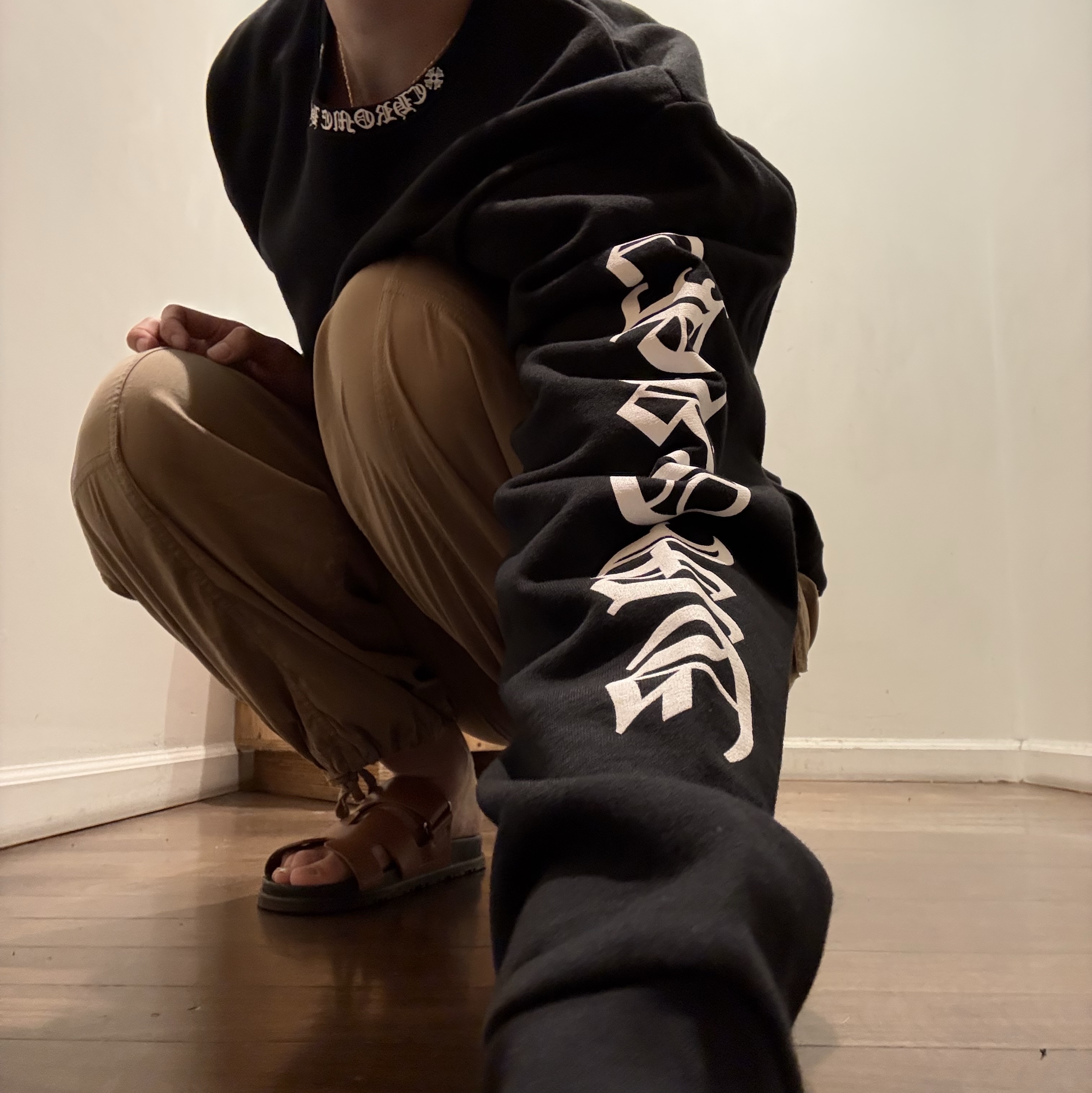 Chrome Hearts Neck Script Logo Pocket Long Sleeve T-Shirt Black White 착용 스타일 - 1