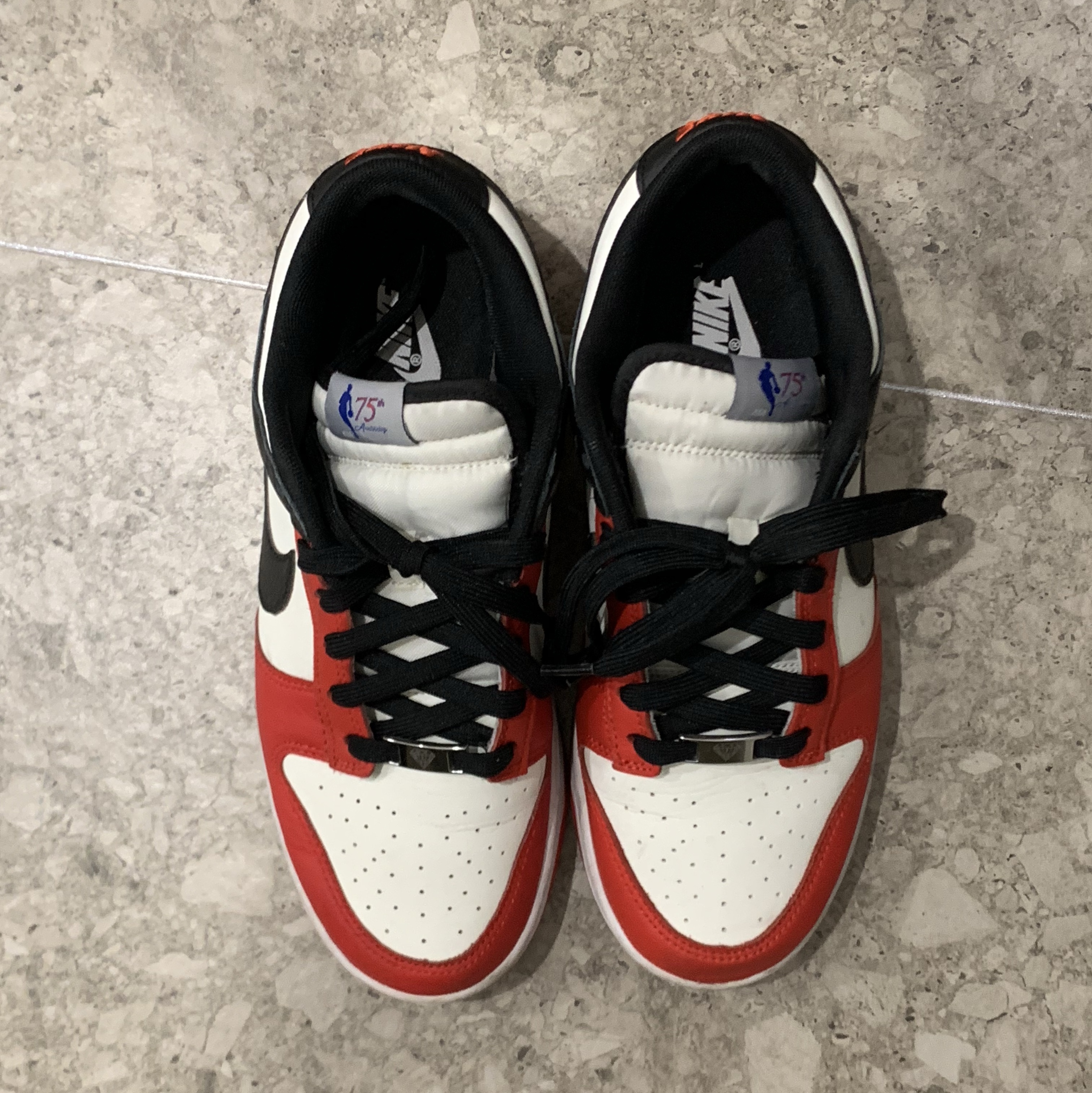 Nike x NBA Dunk Low Retro EMB Black and Chile Red 착용 스타일