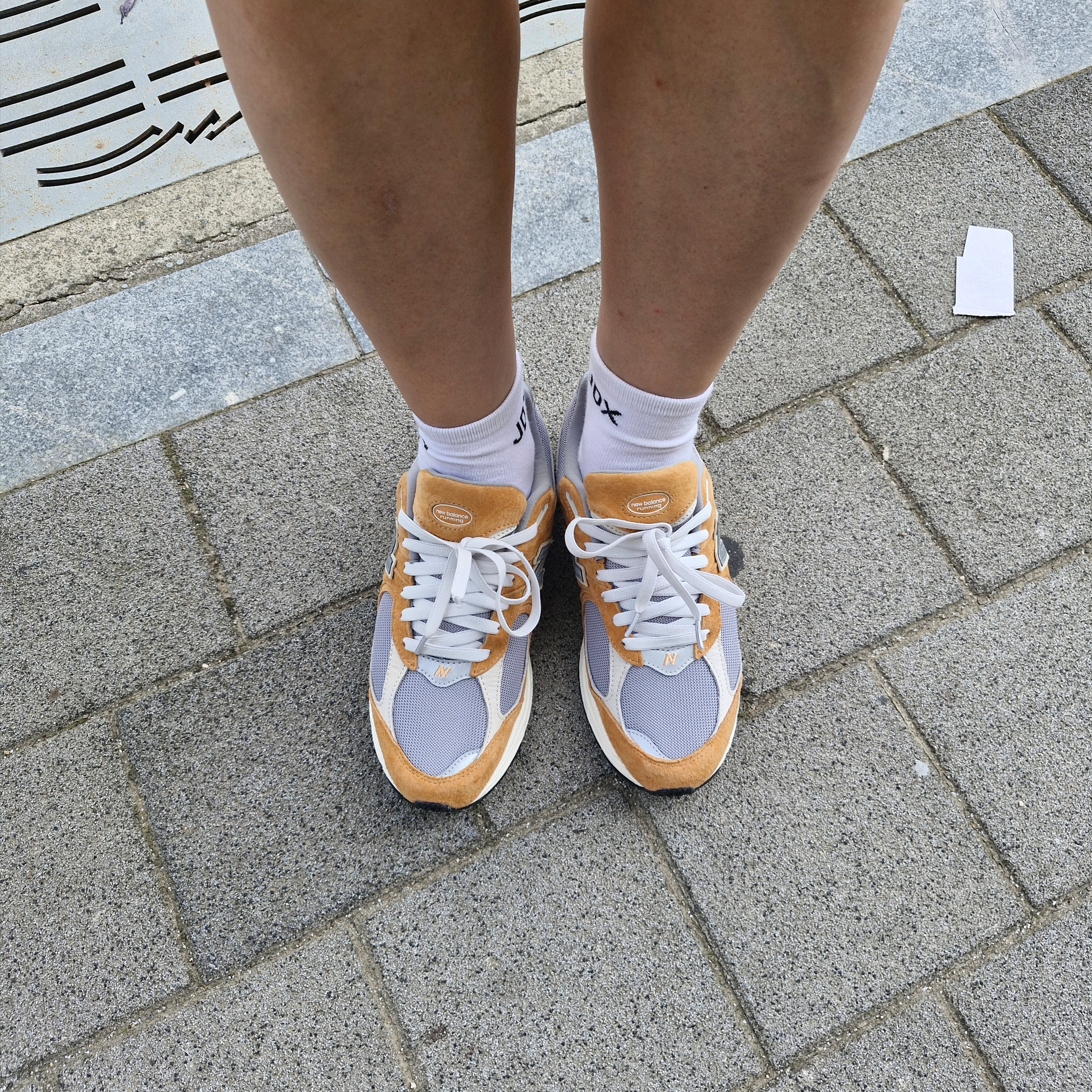 New Balance 2002R Special Vintage Beige 착용 스타일