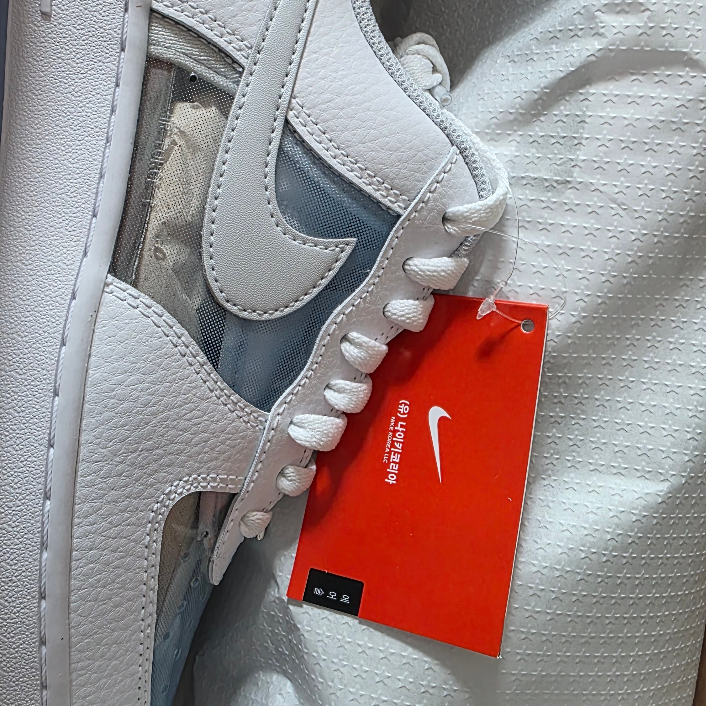 Nike Air Force 1 White and University Blue 착용 스타일 - 1