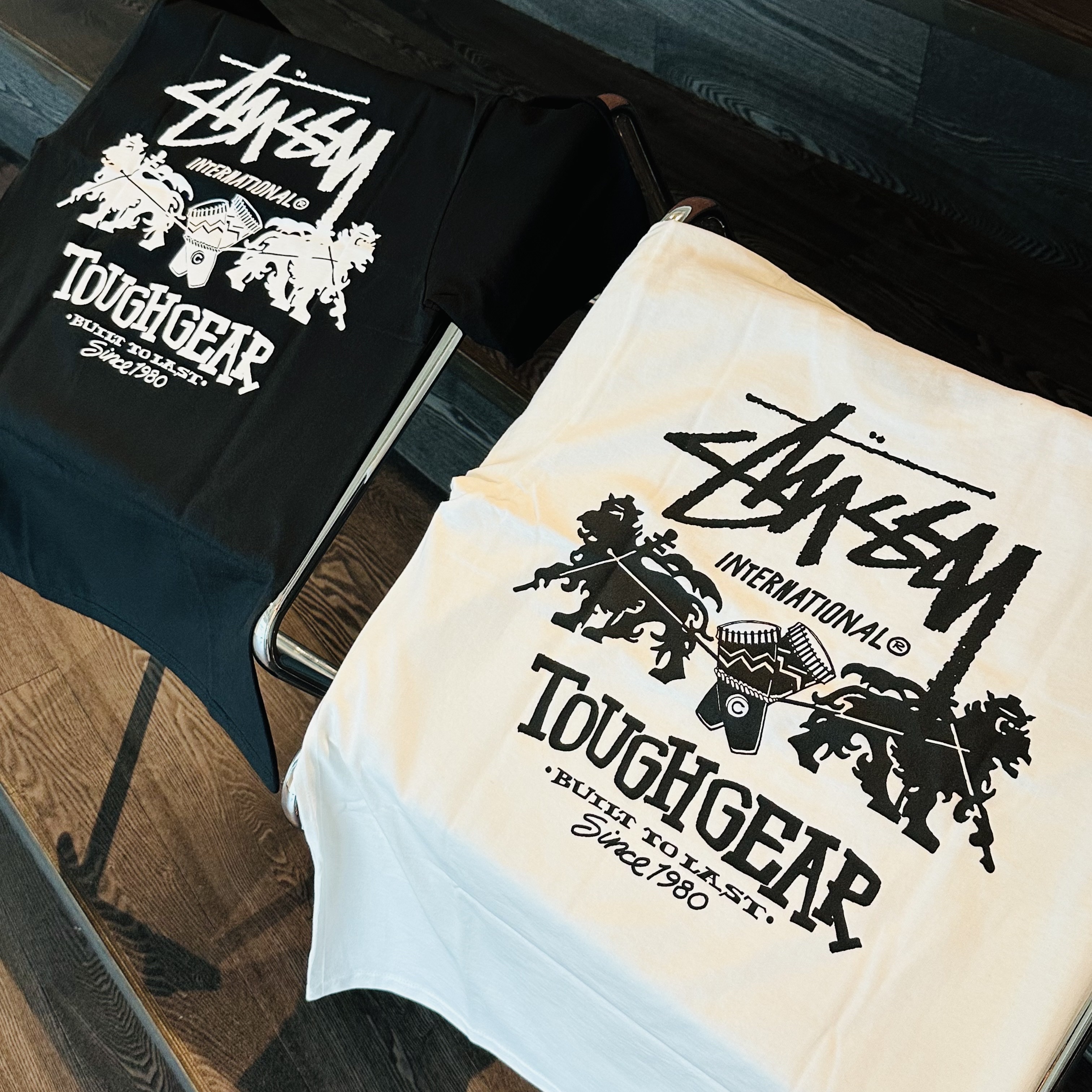 Stussy Tough Gear International T-Shirt White, Stussy Tough Gear International T-Shirt Black 착용 스타일 - 2