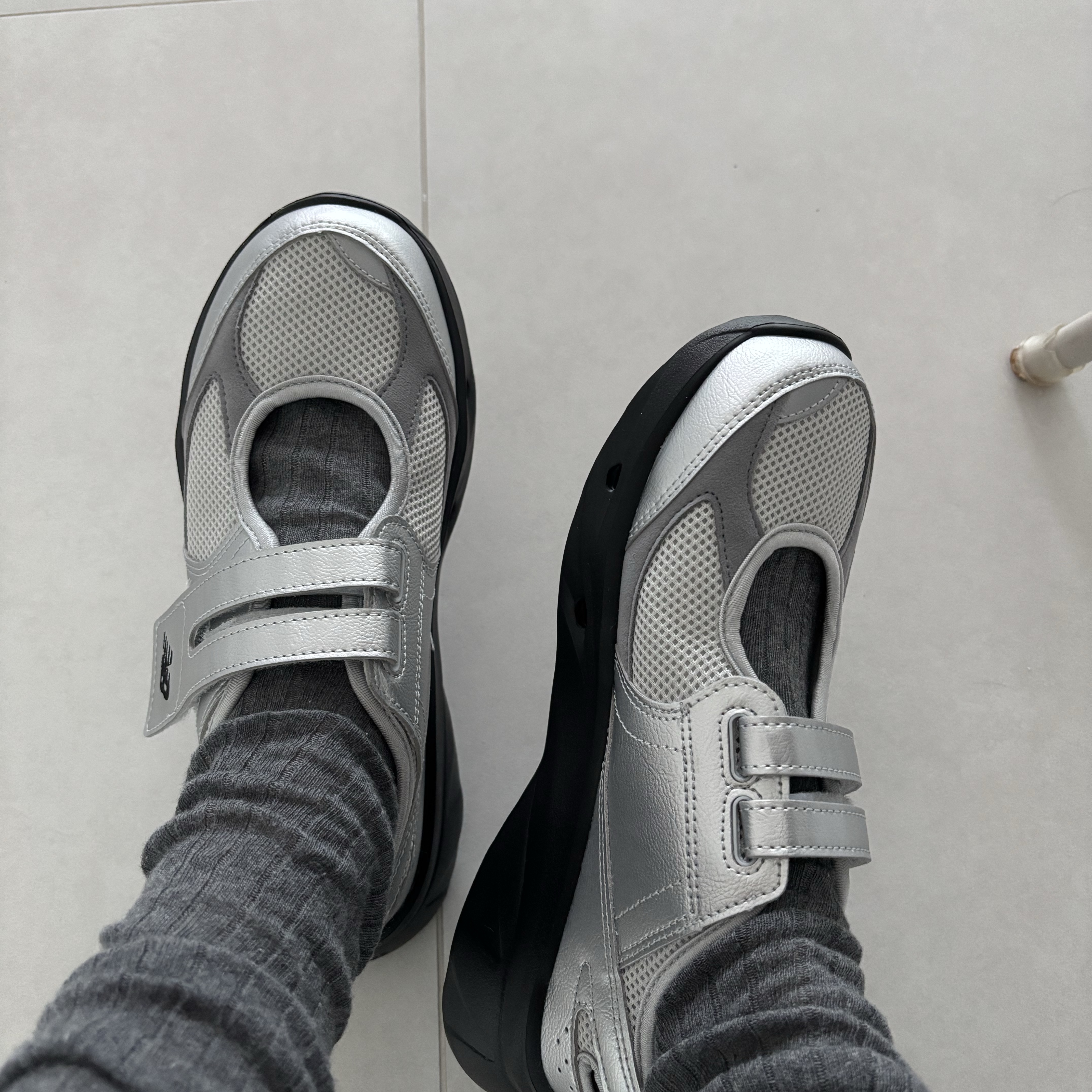 (W) New Balance Breeze SD2202 Metalic Silver 착용 스타일