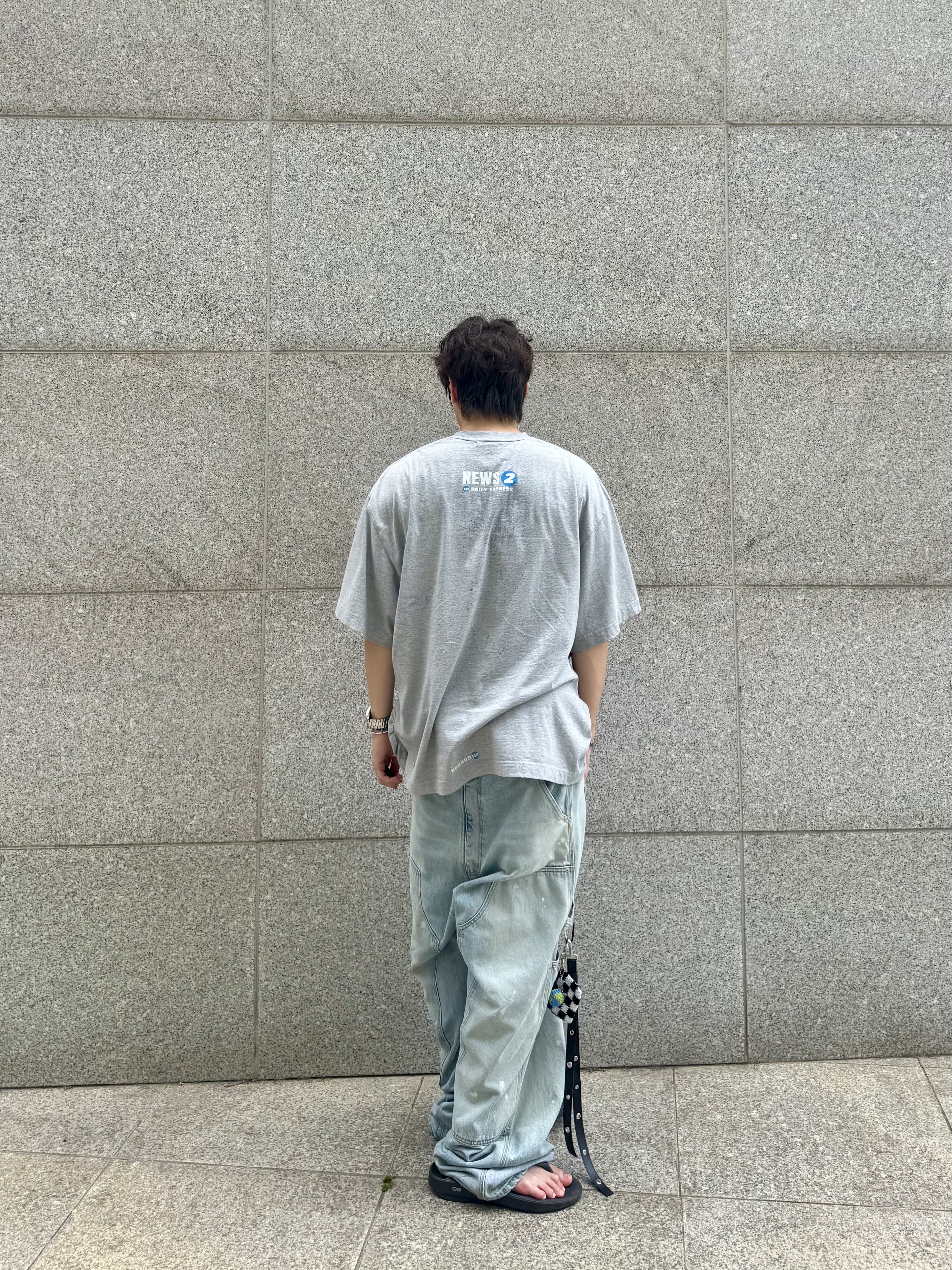 Nonnod Puckering News T-shirt Vintage grey, Project G/R Backward Carpenter Pants Blue 착용 스타일 - 4