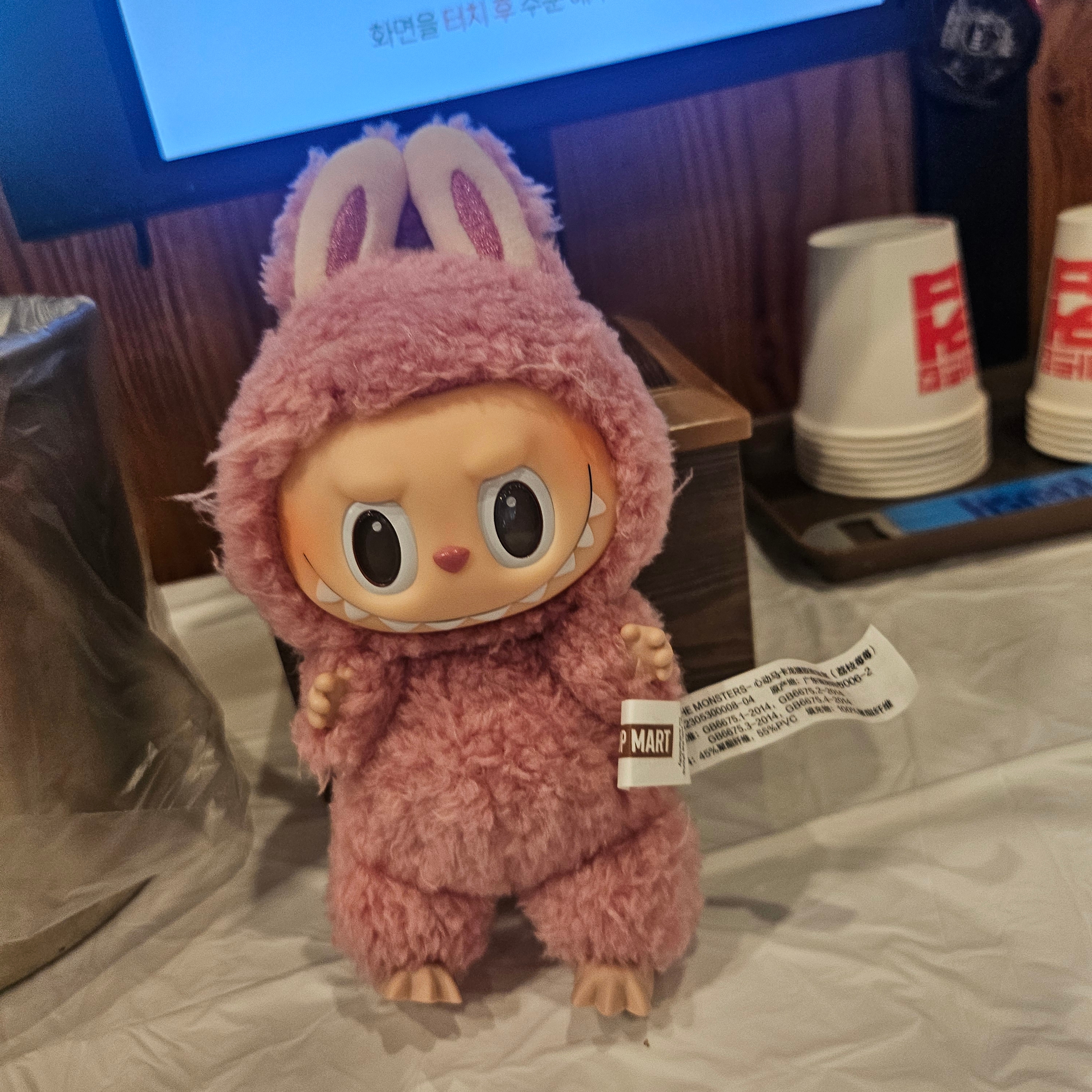 Pop Mart Labubu The Monsters Labubu Tasty Macarons Series Lyche Berry Keyring (Opened Case) 착용 스타일 - 2