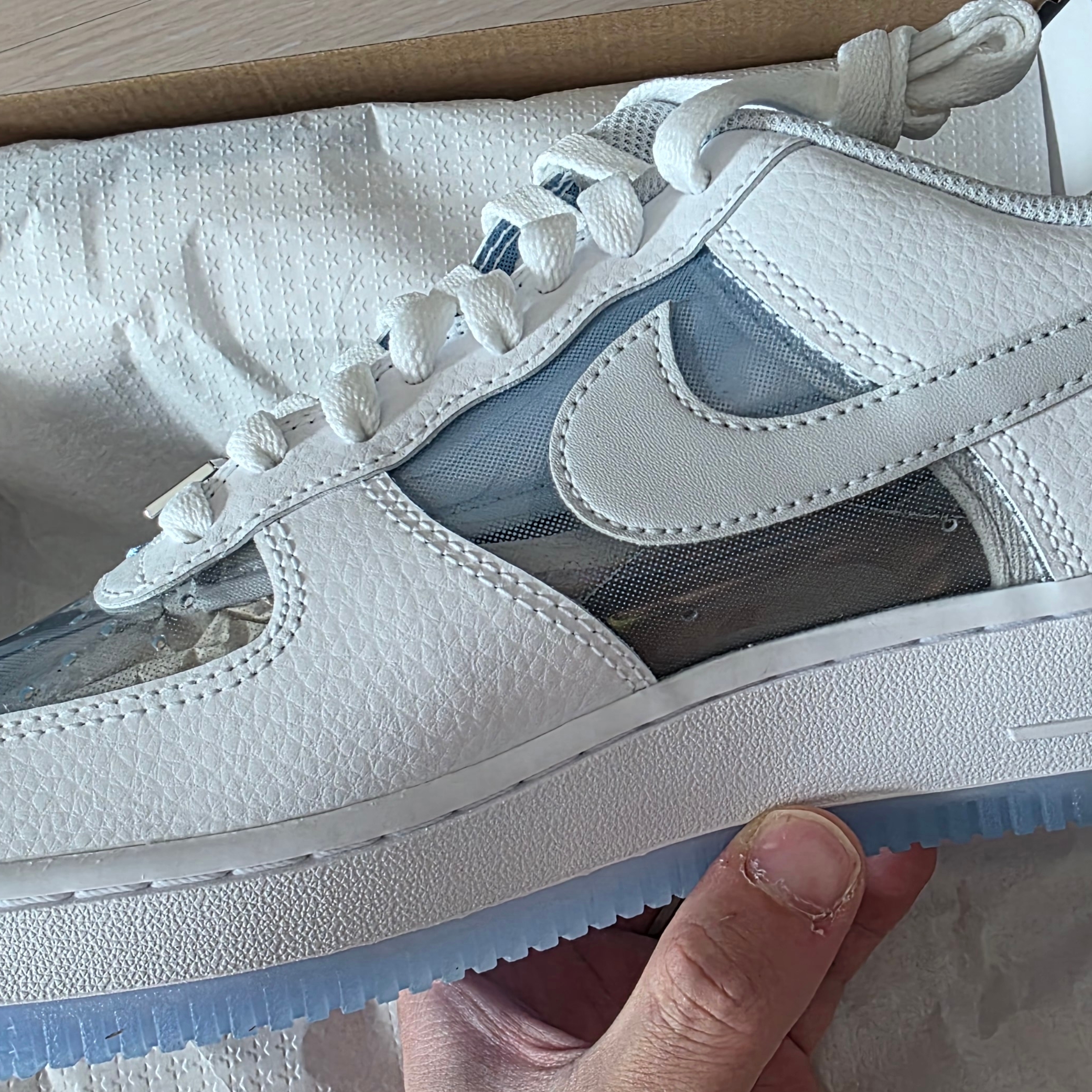 Nike Air Force 1 White and University Blue 착용 스타일 - 2