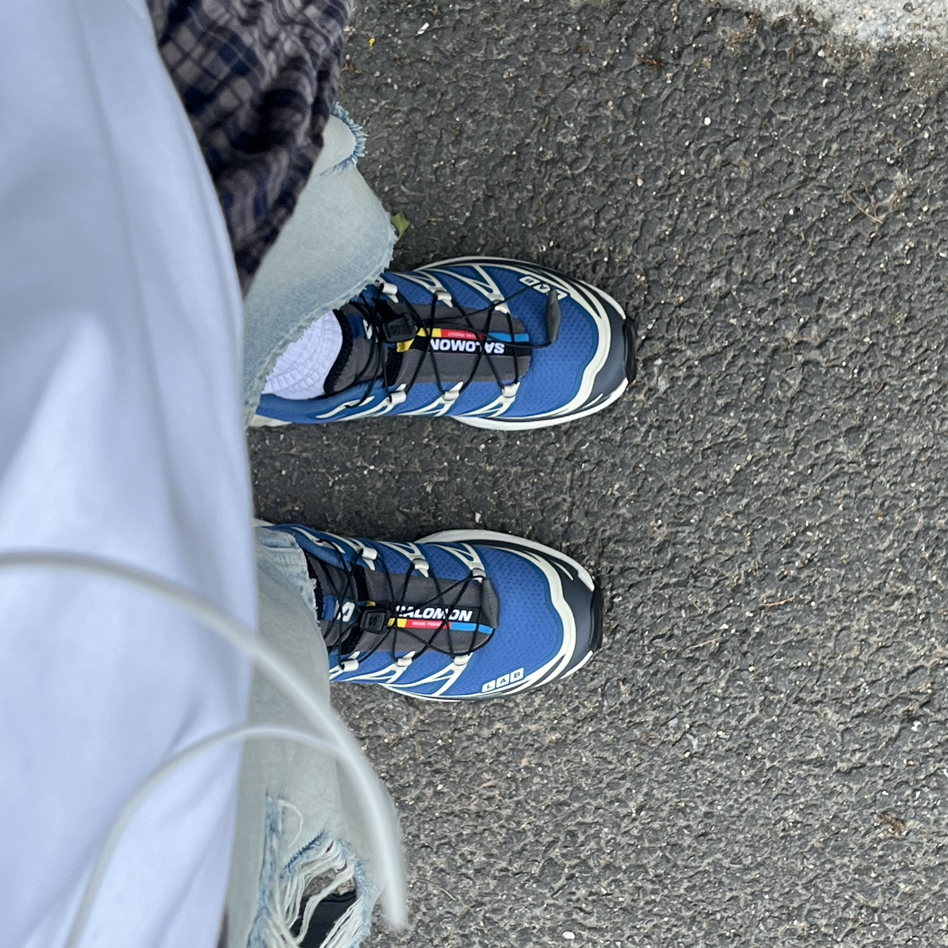 Salomon XT-6 Dark Blue Almond Milk 착용 스타일